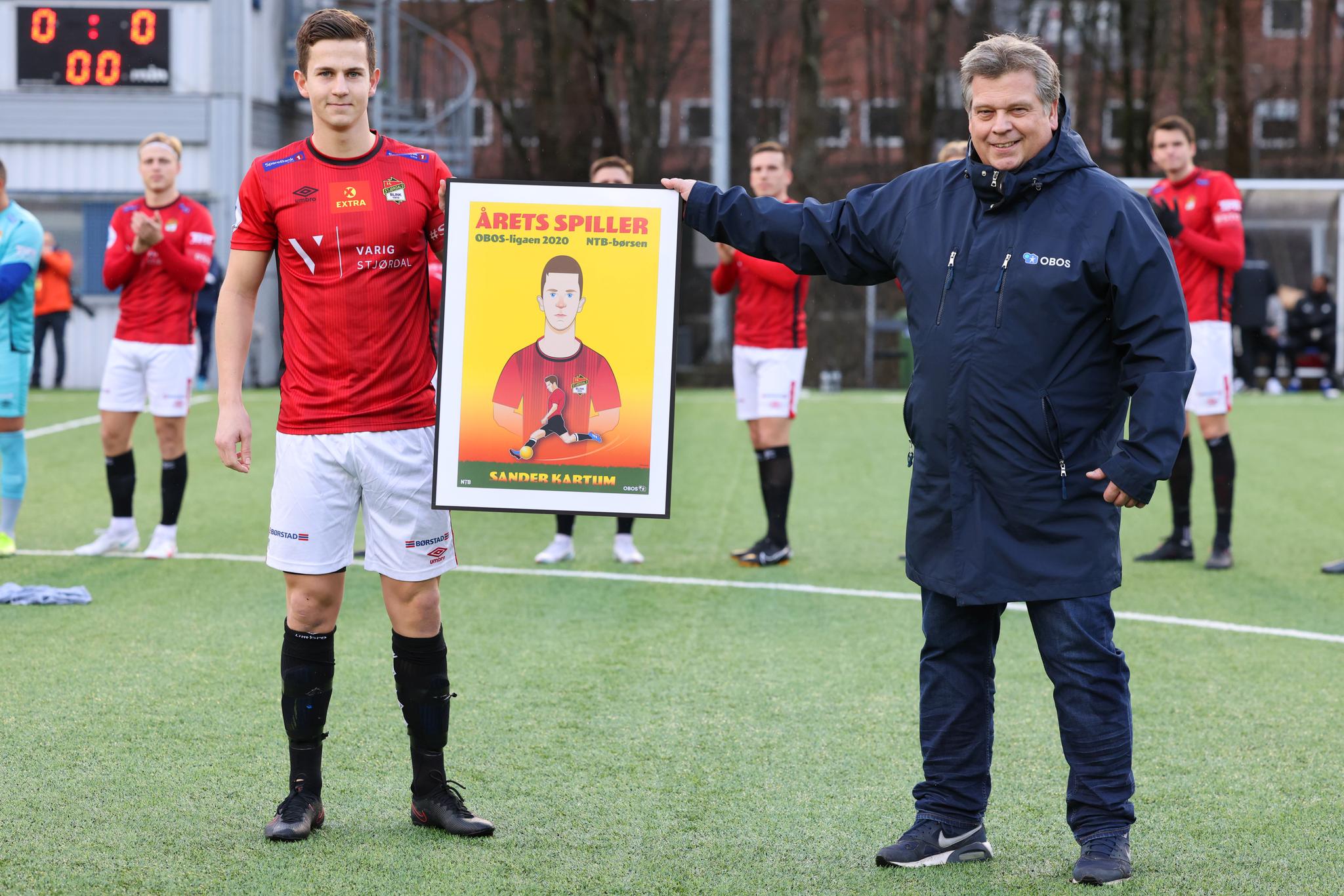 VANT PRIS: Sander Erik Kartum ble kåret til årets spiller i Obosligaen. Her med Eddie Thomas i Obos.