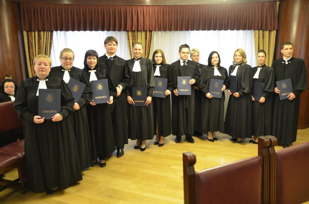 Bildet viser flere av de 27 dommerne ved Moskvas bydomstol, som er en av de største domstolene i Europa med over 70.000 domsavgjørelser hvert år. Det er sjelden at dommerne kommer til en annen avgjørelse enn påtalemyndigheten. 