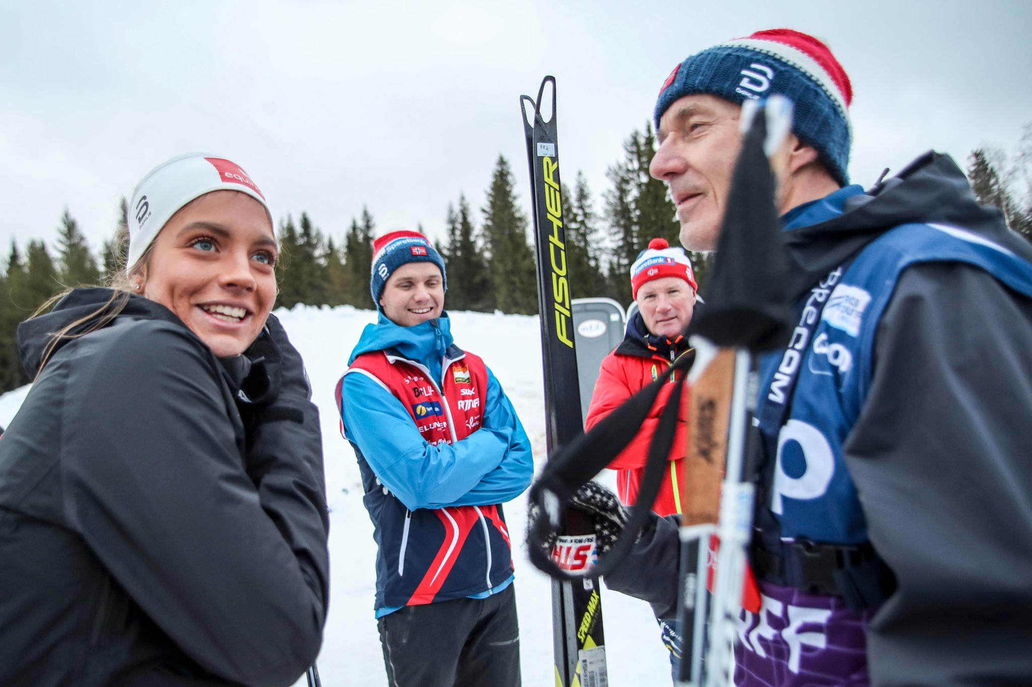 Kristine Stavås Skistad og landslagstrener Ole Morten Iversen (t.h.) etter fredagens sprintfinale.
