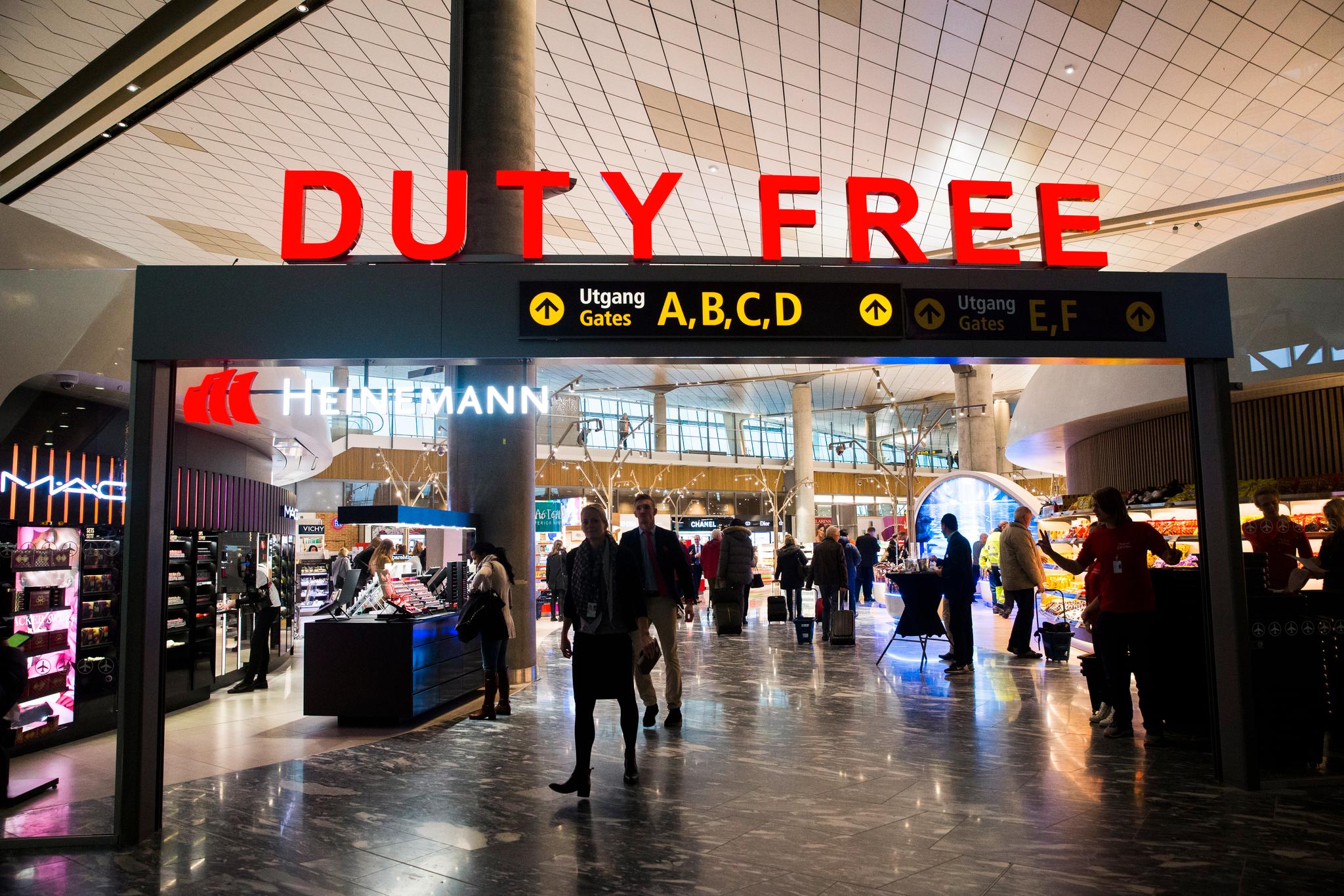 Utenlandsreisende handler nå mindre alkohol på taxfreeutsalget ved Oslo Lufthavn, ifølge en rapport fra Folkehelseinstituttet. 