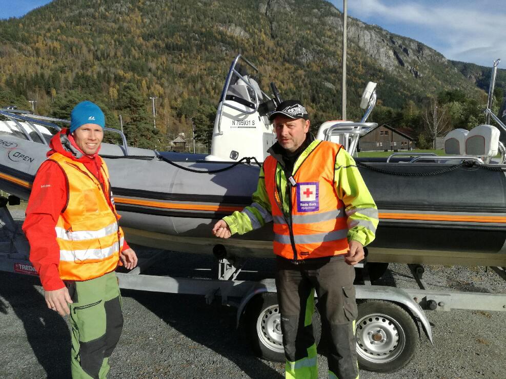 Arne Barstad (t.h.) og Terje Nordstoga fra Seljord Røde Kors gjør seg klare til å bidra i leteaksjonen. 