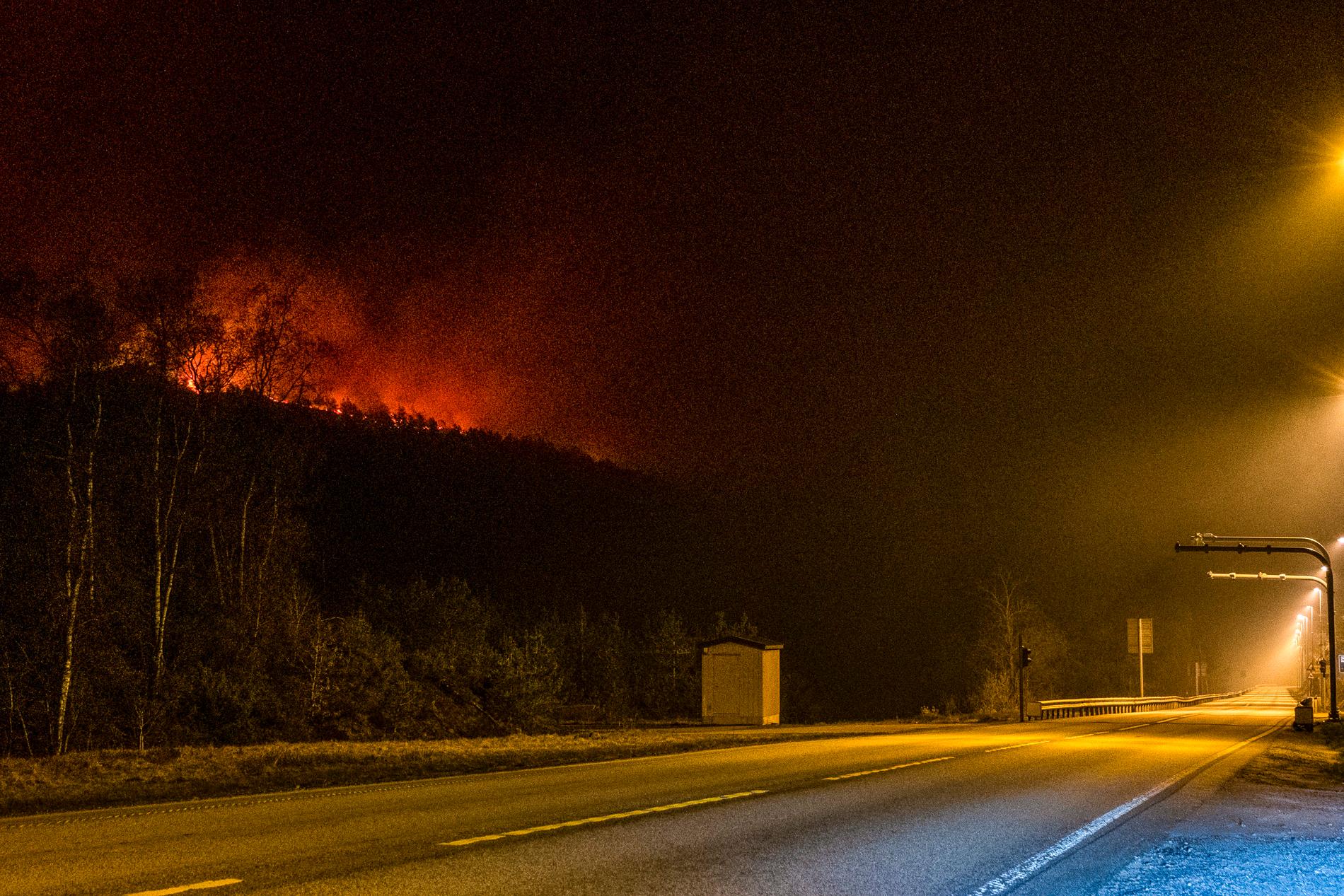 FLAMMER: På heia mellom Kvinesdal og Lyngdal brenner det fremdeles godt. Fra E39 ser man tydelig skogbrannene som utviklet seg natt til onsdag.
