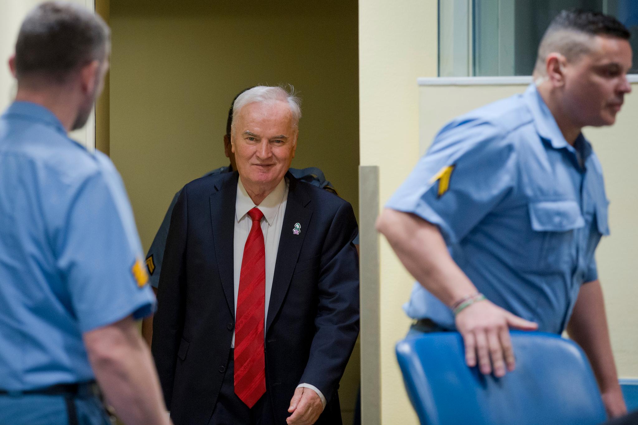 Her blir den tiltalte Ratko Mladic ført inn i rettslokalet.