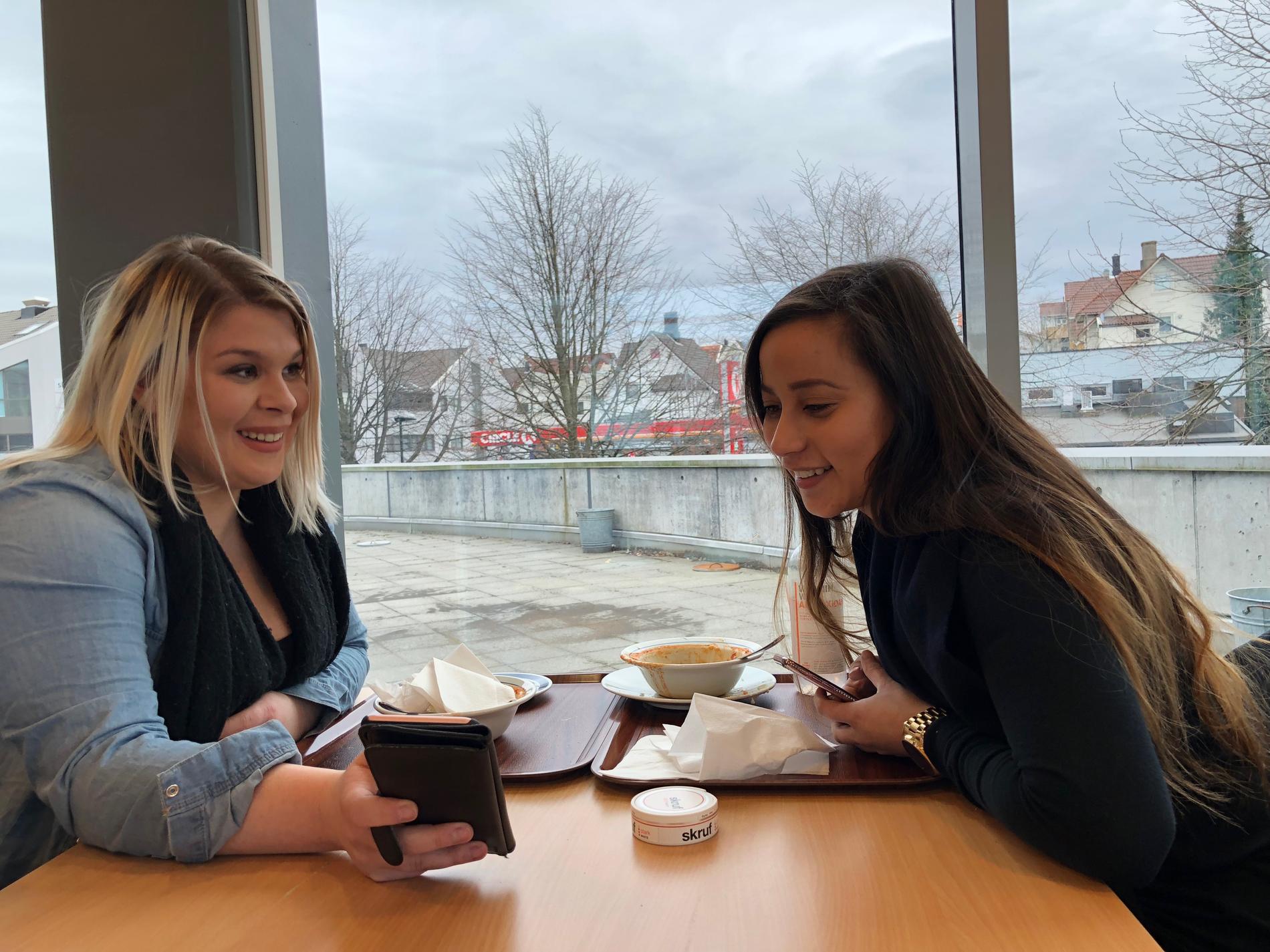  Venninnene Alison Traynor (t.v) (28) og Katrine Pedersen (28) studerer markedsføringsledelse ved BI.