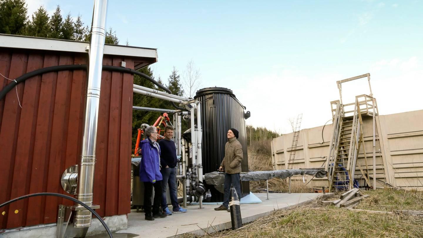 Biogassreaktoren er den svarte plastbygget, gassforbrenneren står i den røde huset. Til sammen koster herligheten en halv million kroner.