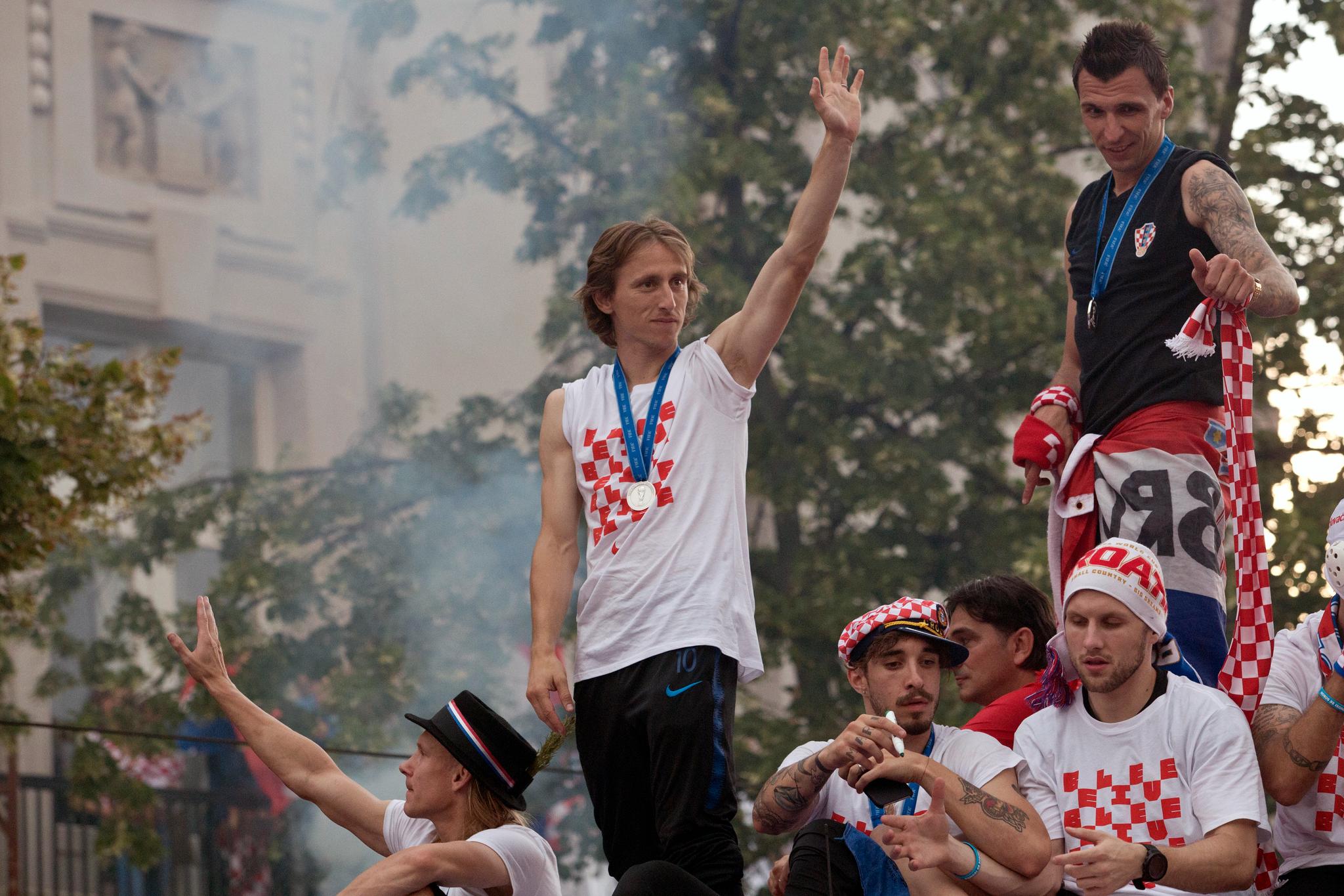 Luka Modric mottar hyllesten etter hjemkomsten i Zagreb.
