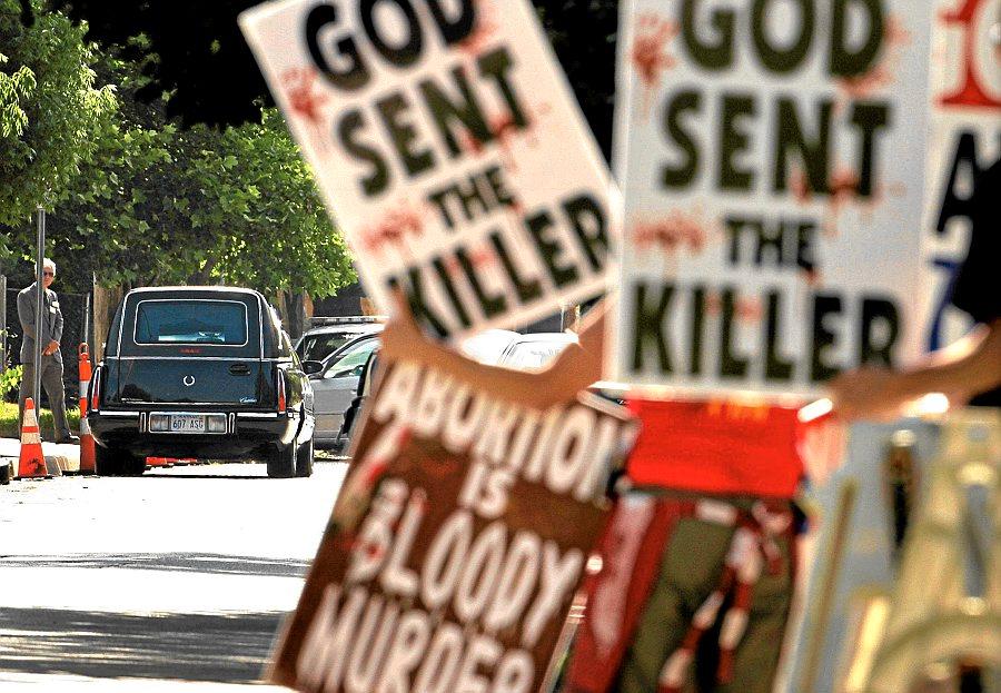 Abortmotstandere demonstrerte under George Tillers begravelse i Kansas lørdag. Tiller var en av tre leger i USA som utførte abort etter 21. svangerskapsuke. Han ble skutt av en militant abortmotstander.