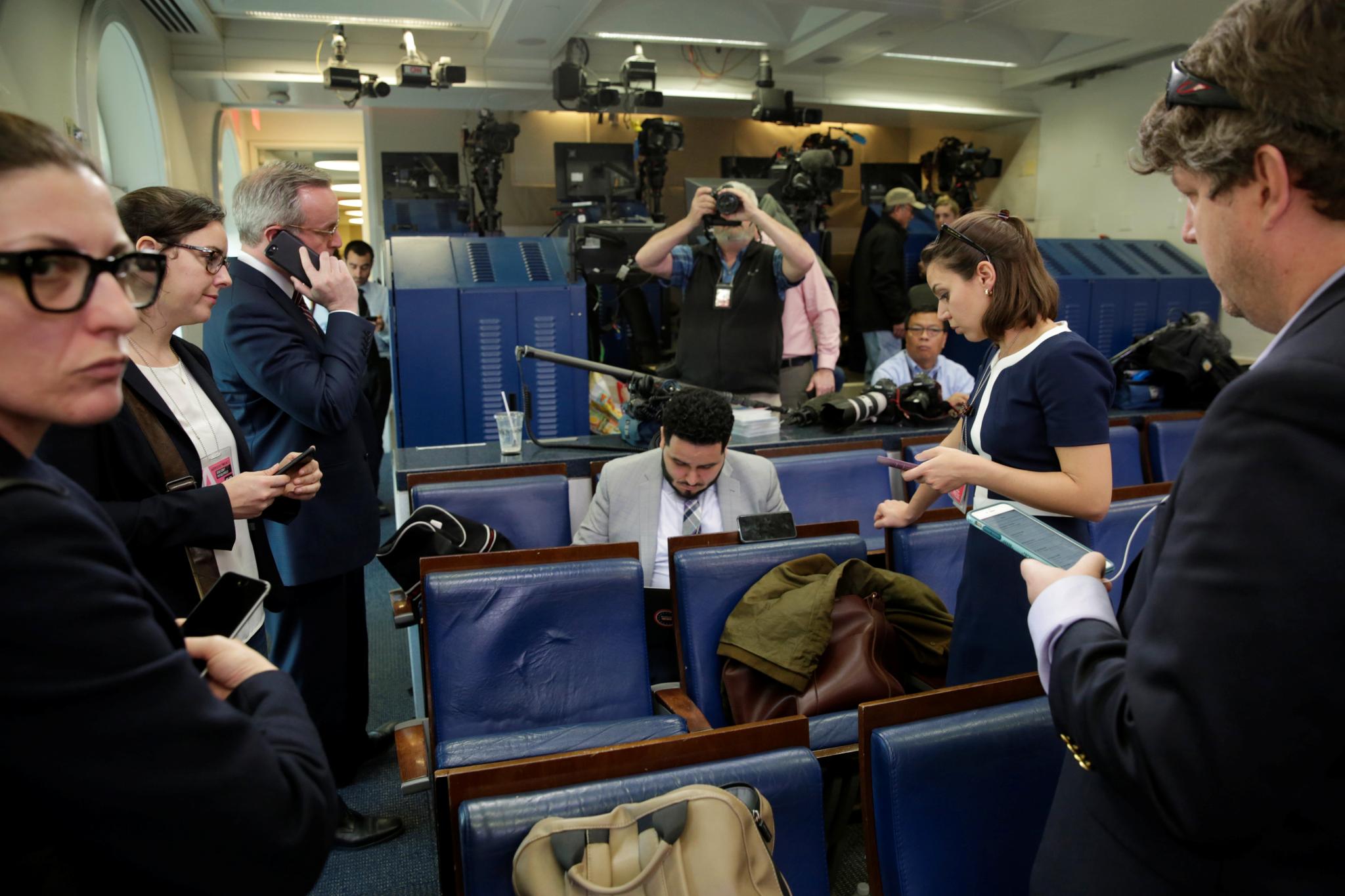 Det ble en uvanlig opplevelse i presserommet i Det hvite hus da flere store medier ble nektet adgang til en pressebrief med president Donald Trumps pressetalsmann Sean Spicer fredag