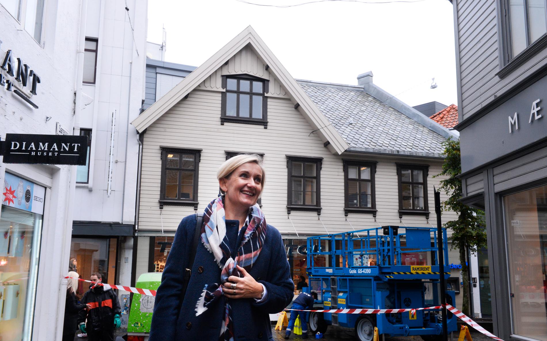 Anne Langeland Espedal og mannen Harald Espedal eier flere hus i sentrum, blant annet Søregaten 30 og Østervåg 6, som de ønsker å slå sammen. De eier også Østervåg 5 (bak henne, hvor det nå er TGR-butikk).