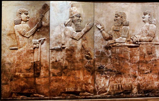 Denne 5000 år gamle relieffen kommer fra gamle Mesopatamia. Kanskje er det øl disse karene er forhandler om? 