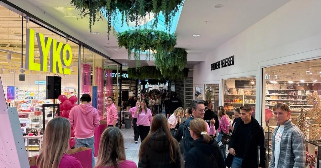 Hundrevis i kø før åpning av ny butikk: – Fantastisk oppmøte
