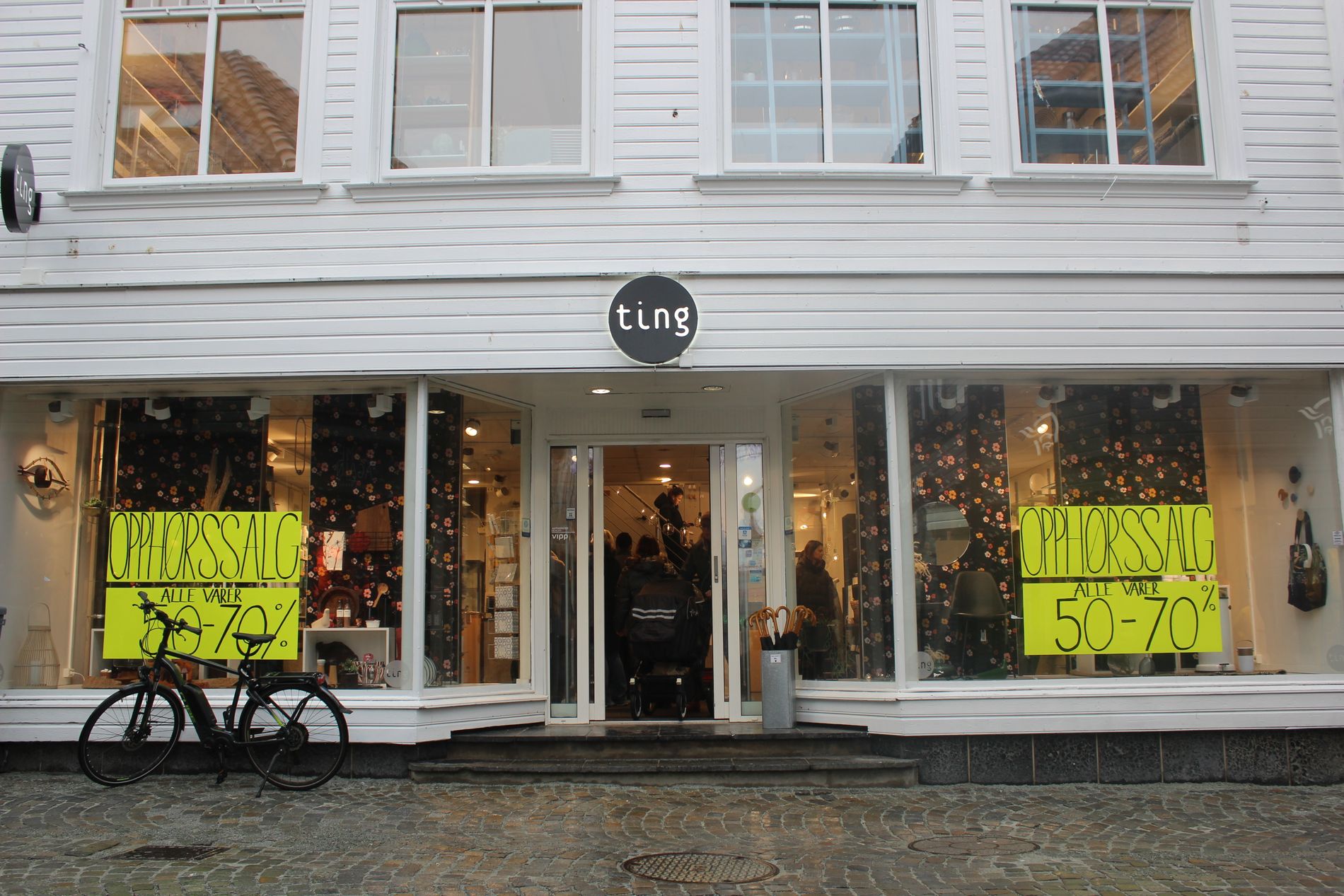 Kundene strømmet til Ting-butikken i Stavanger sentrum fredag formiddag, for å sikre seg varer til en svært redusert pris.