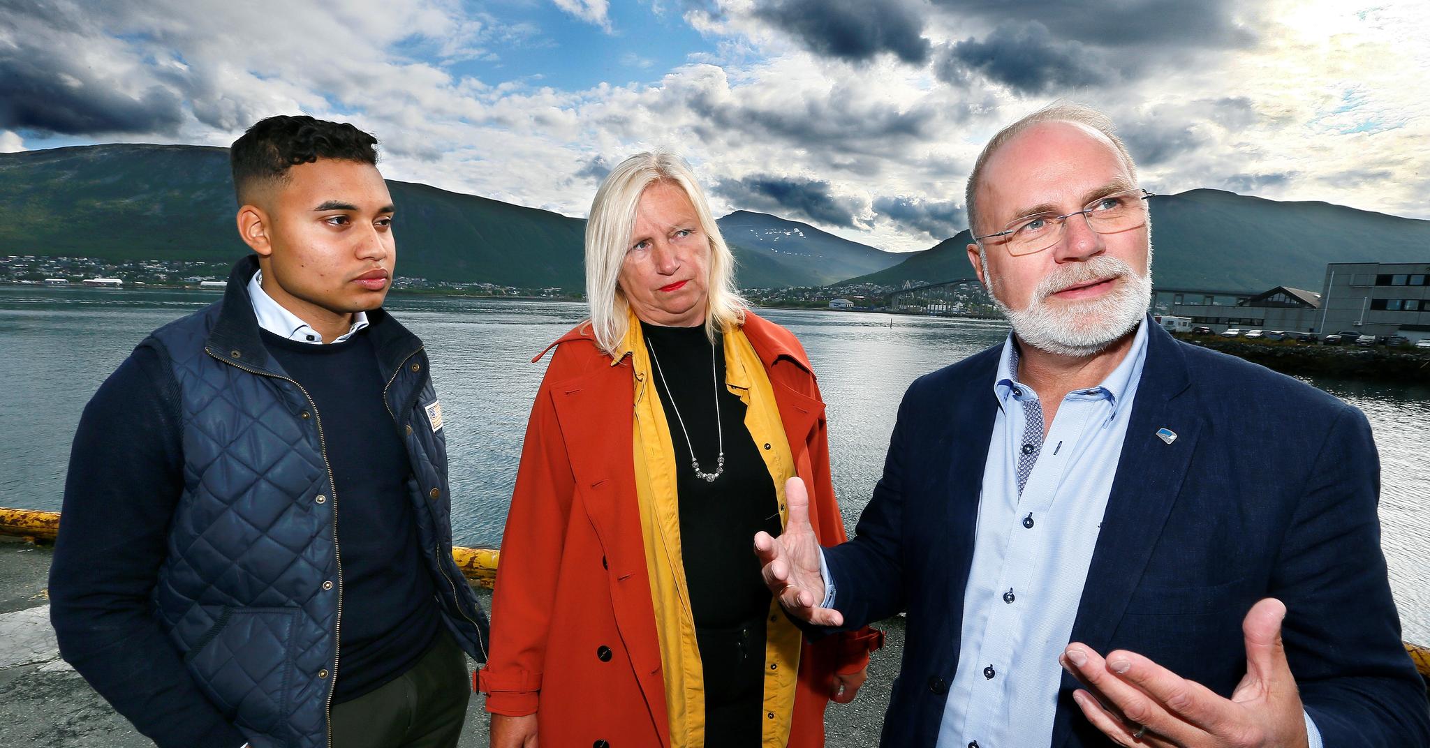 SPEKTRUM: Her i Hansjordnesbukta vil partiet Høyre legge den nye storstua Tromsø Spektrum. Fra venstre Sebastian Henriksen, Line Fusdahl og partiets ordførerkandidat Hans Petter Kvaal.