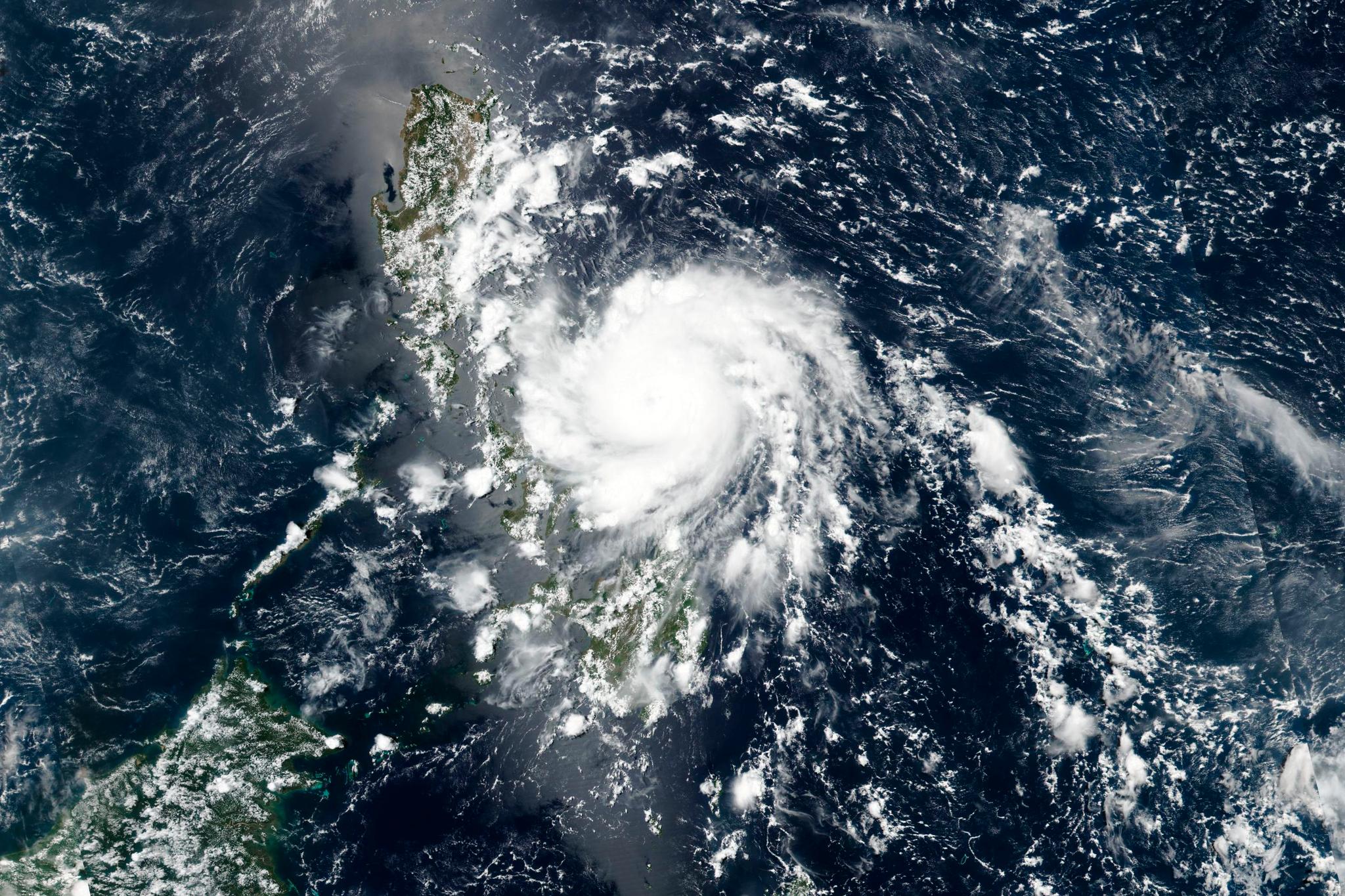 Satellittbilde av tyfonen Vongfong på østsiden av Filippinene. Da tyfonen traff torsdag, slo den ut strømmen og truer med å ødelegge avlinger. Landet er allerede i krise på grunn av koronasituasjonen og nå kommer det trolig enda en på toppen. 