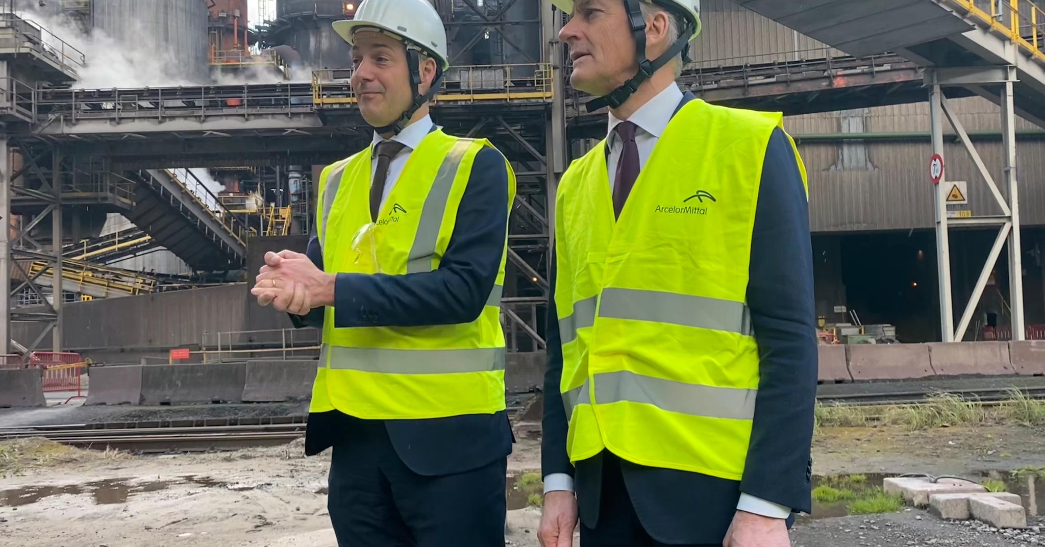Belgias statsminister, Alexander De Croo (til venstre), tok med statsminister Jonas Gahr Støre til et stålverk med CO₂-problemer i Gent.
