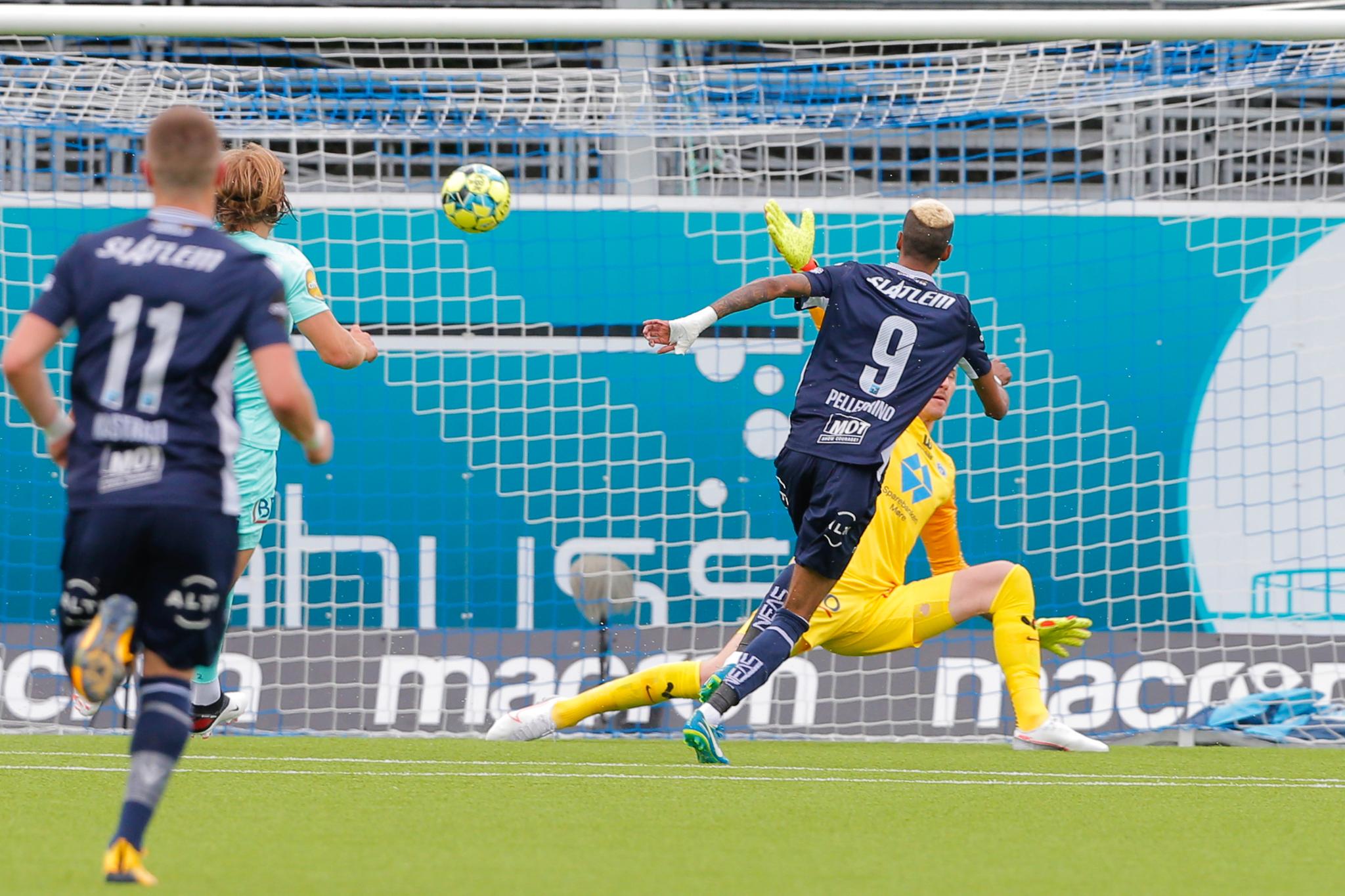 Kristiansunds Amahl Pellegrino setter inn 1–0 forbi keeper Andreas Linde. 