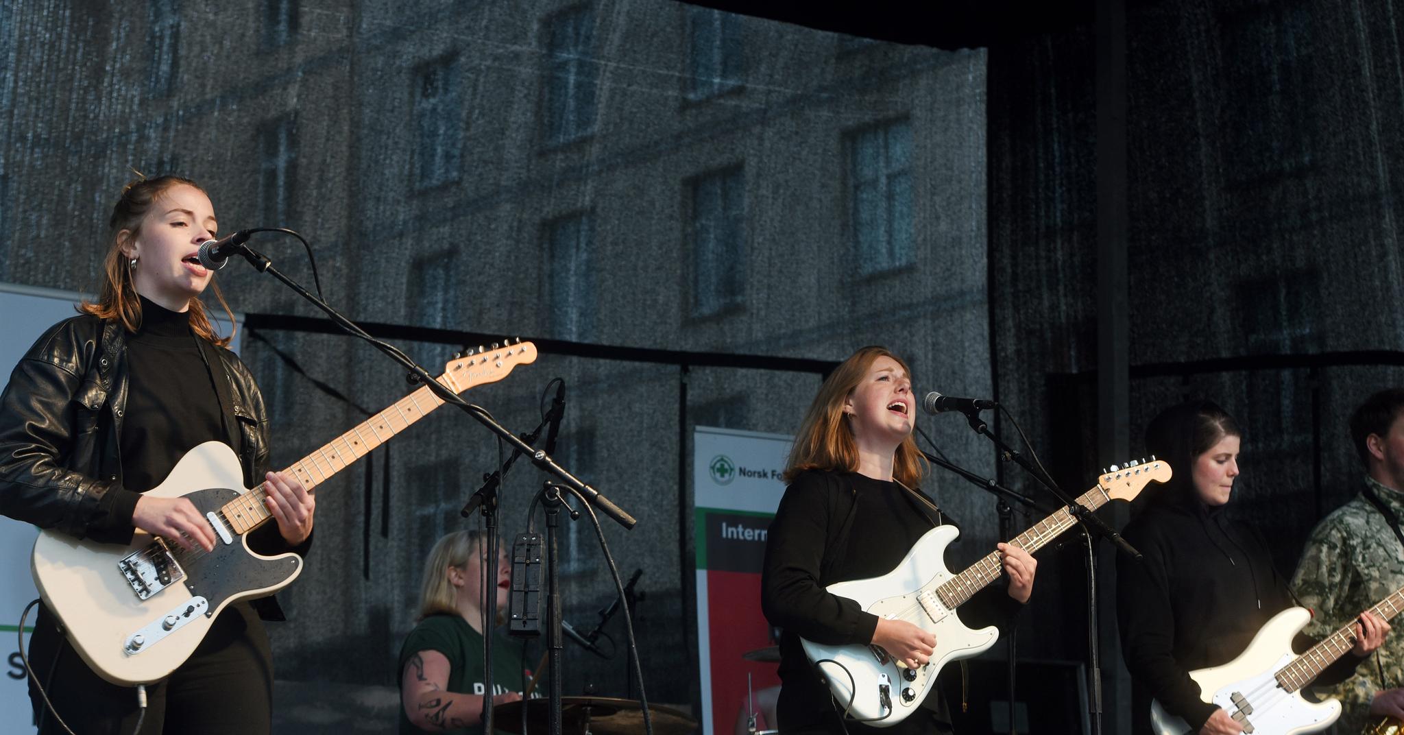 Razika spiller på Norsk folkehjelps arrangement i anledning Den internasjonale flyktningdagen. Fra venstre: Maria Råkil, Embla Karidotter, Marie Amdam og Marie Moe.