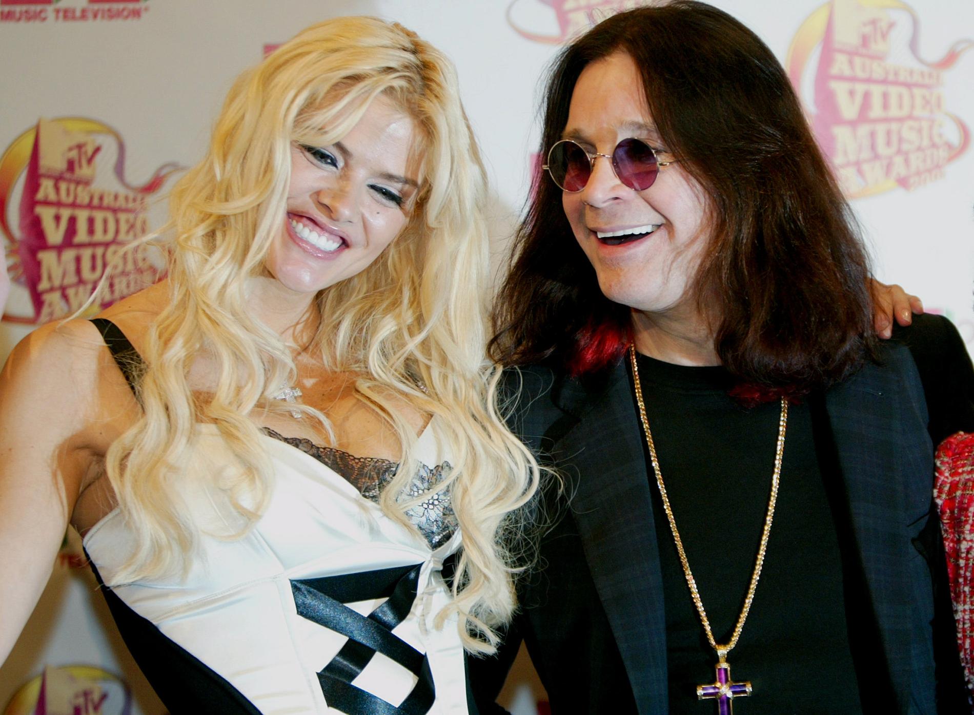 Anna Nicole Smith fant tonen med Ozzy Osbourne på pressekonferanse for Australia MTV-prisutdeling i 2005. 