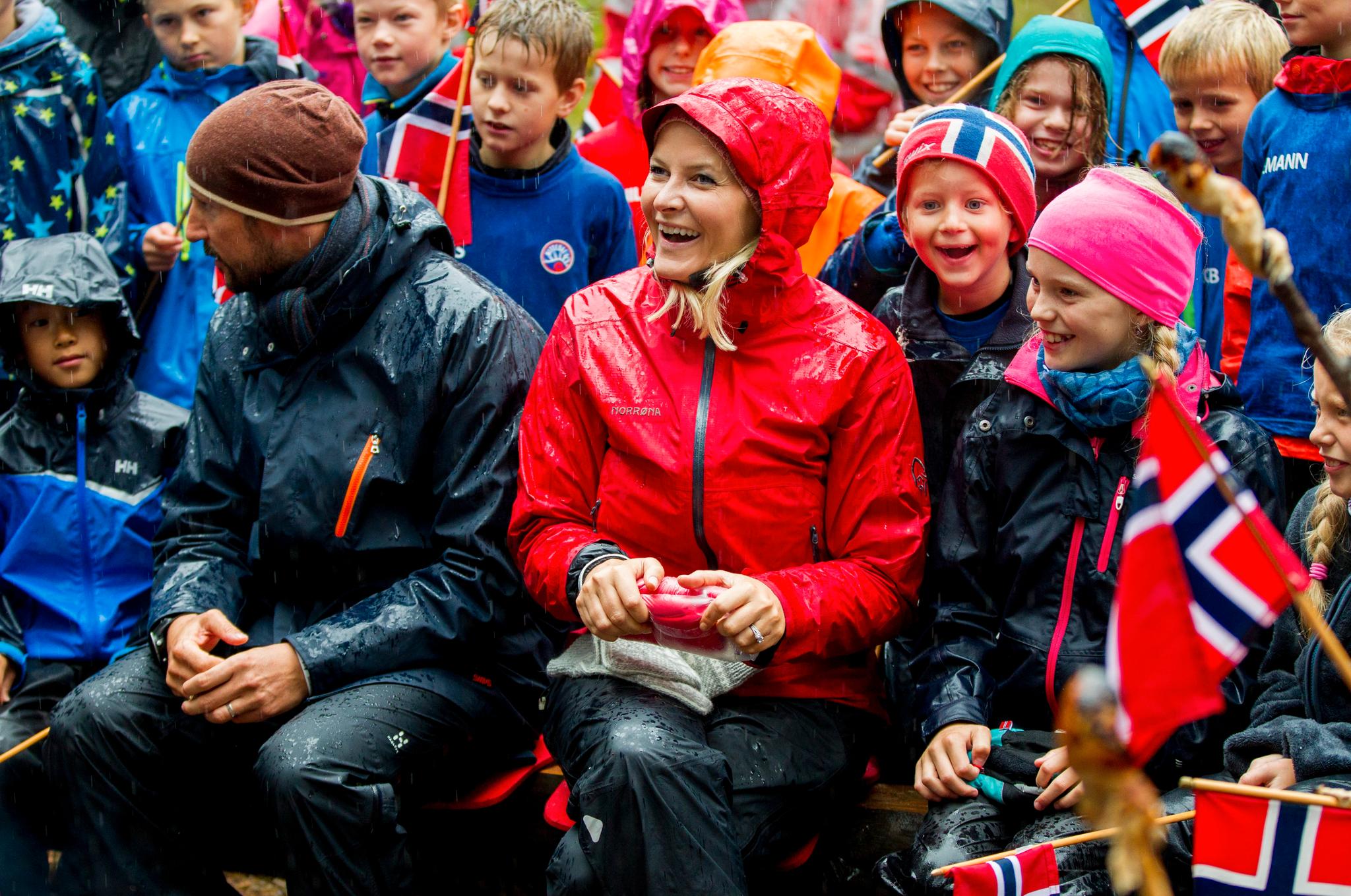 Dårlig vær stopper ikke verdens lykkeligste folk.  Nå er Norge på lykketoppen, ifølge en fersk rapport.  