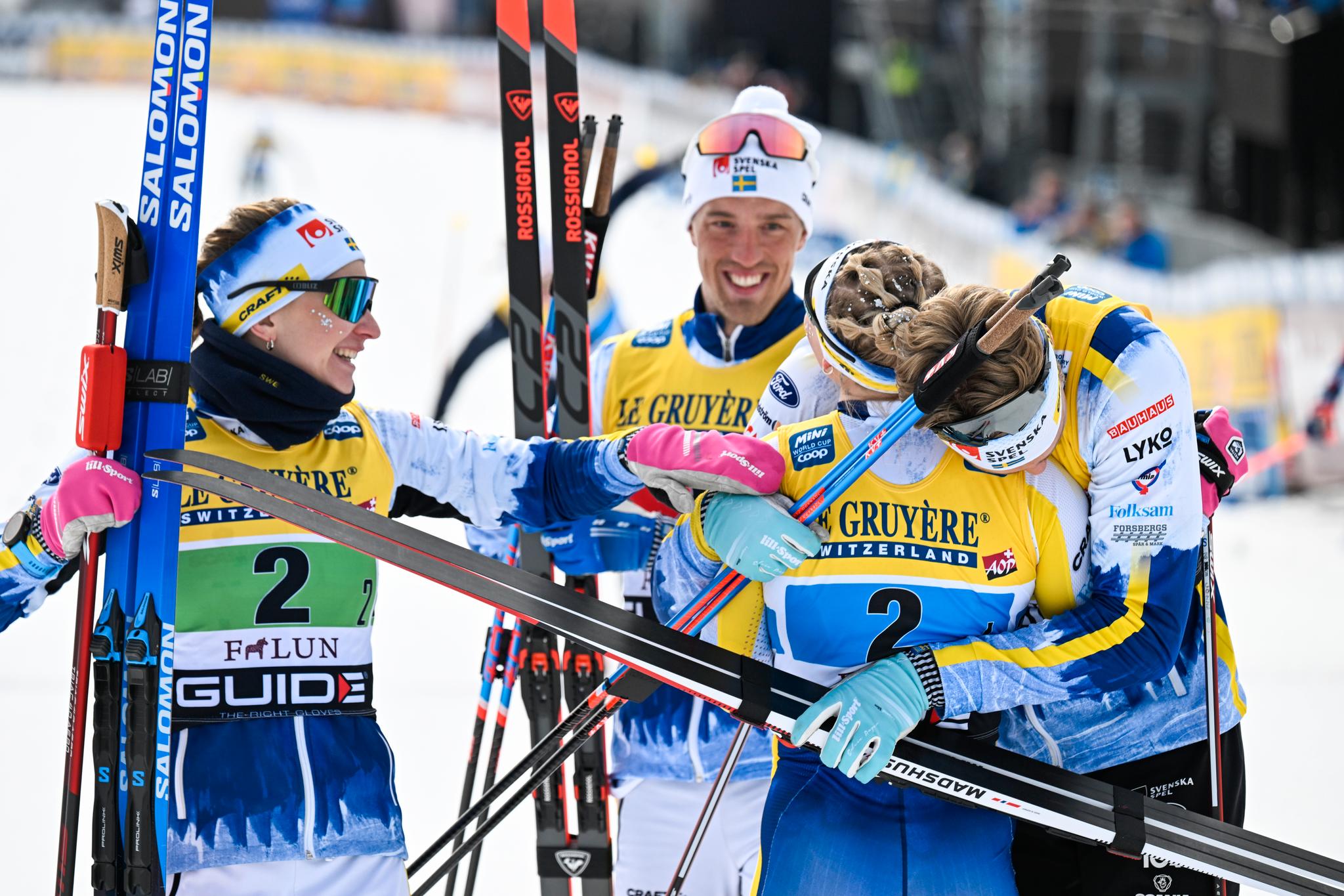 ANMELDTE: Moa Ilar (venstre) har mottatt mye kritikk for en manøver tidligere denne sesongen. Her er hun del av det svenske vinnerlaget under en verdenscupstafett i Falun på tampen av sesongen i år.