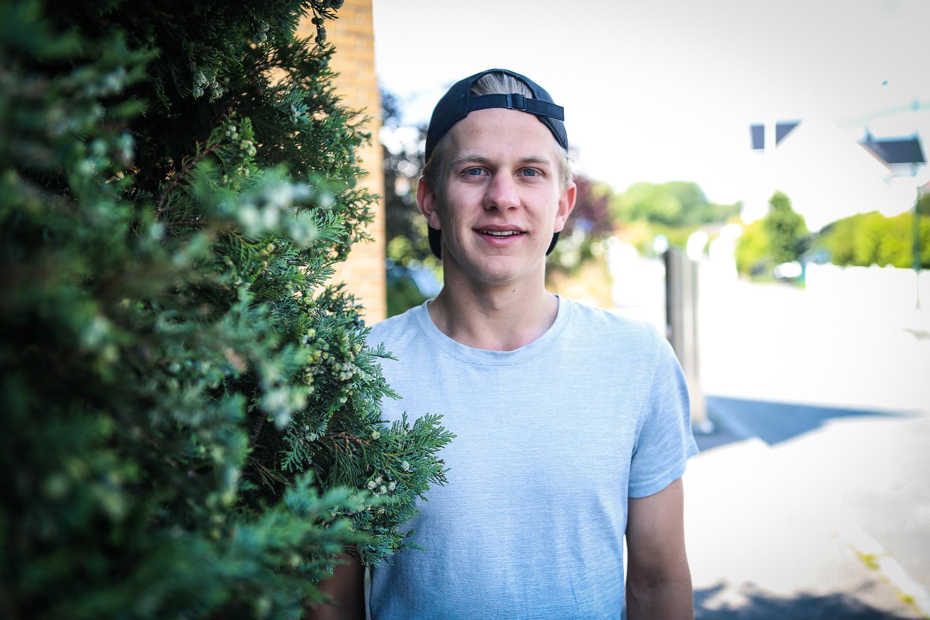 Olav Dale (22) kom ut av skapet under en familiemiddag.