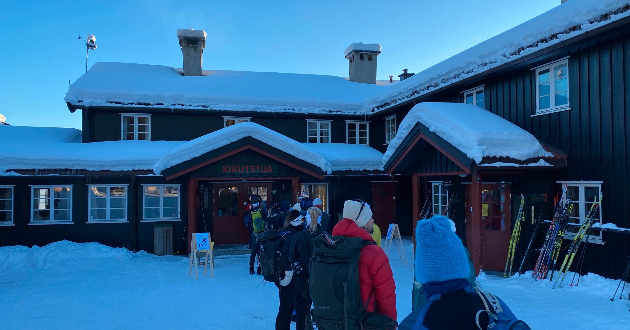 Den populære markastuen sto ferdig for snart 100 år siden, i 1926. Om vinteren er stua en populær rasteplass for sultne og tørste skigåere. 