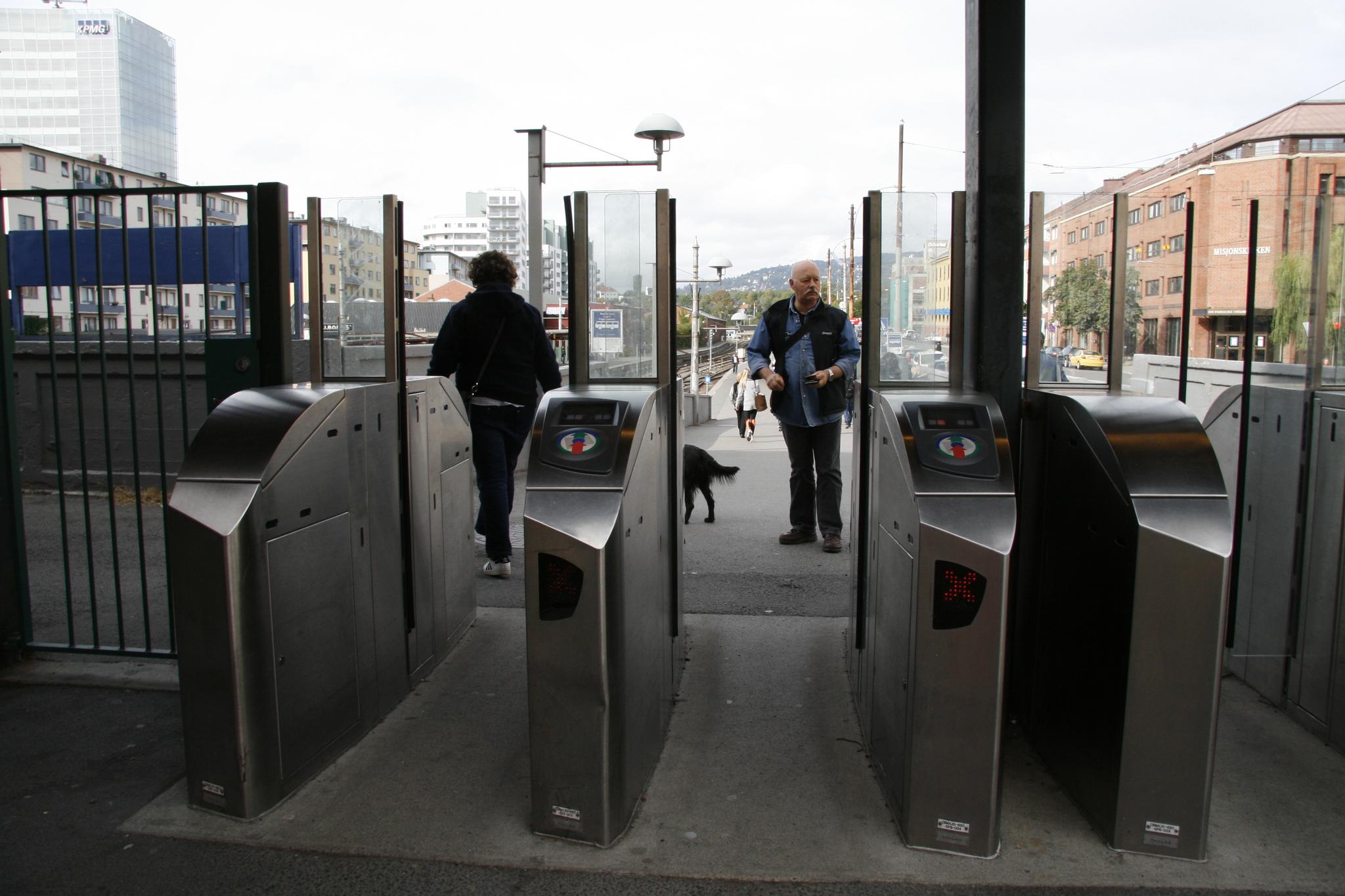 I 2005 ble sperringene installert på T-banestasjoner i Oslo, her fra Majorstuen fem år senere. De skapte debatt og konflikt fra de ble satt opp, og er blitt omtalt som skandale for kollektivtrafikken. 