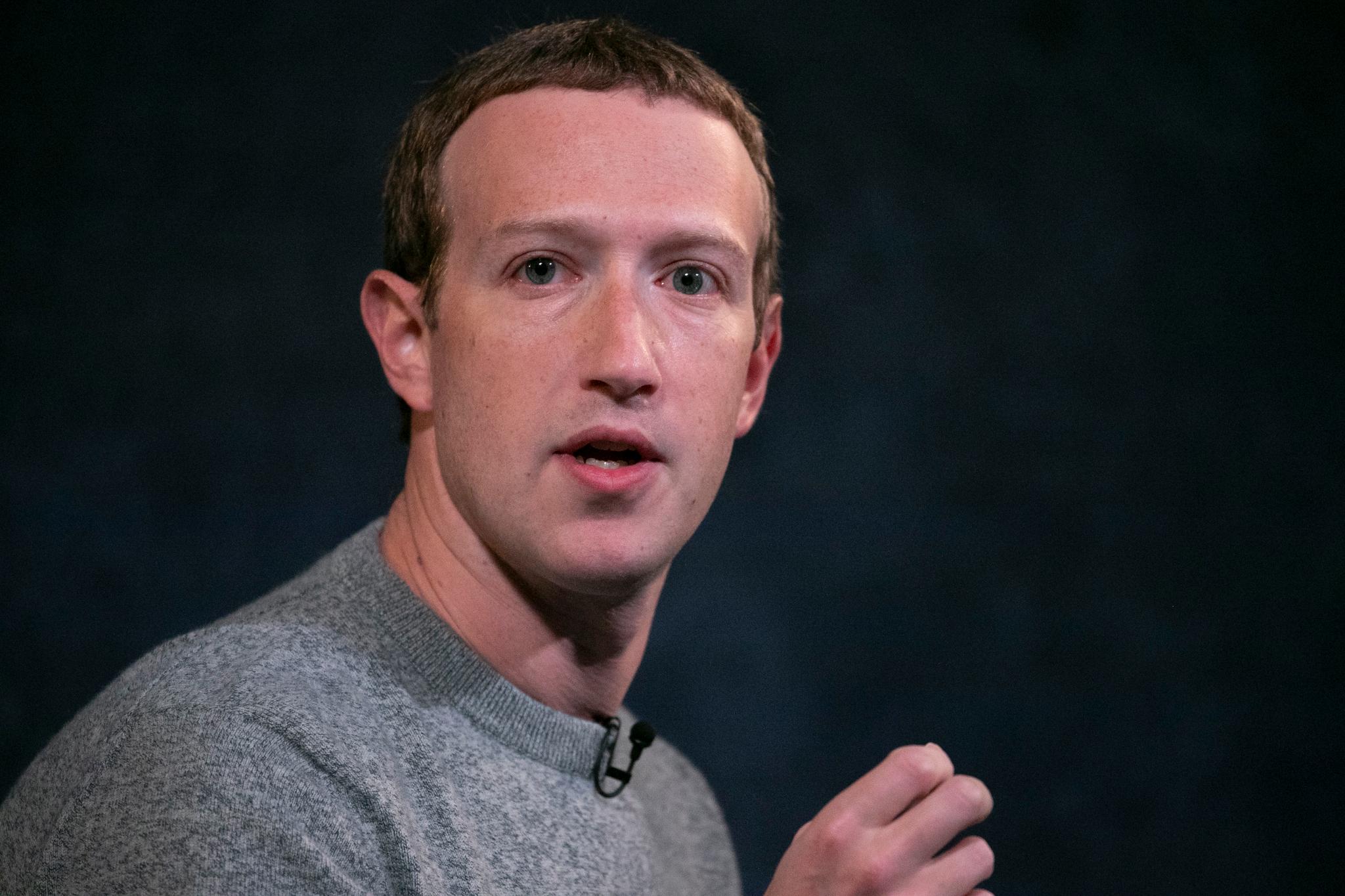 Facebook-sjef Mark Zuckerberg kritiserer både Twitter og myndighetene. 