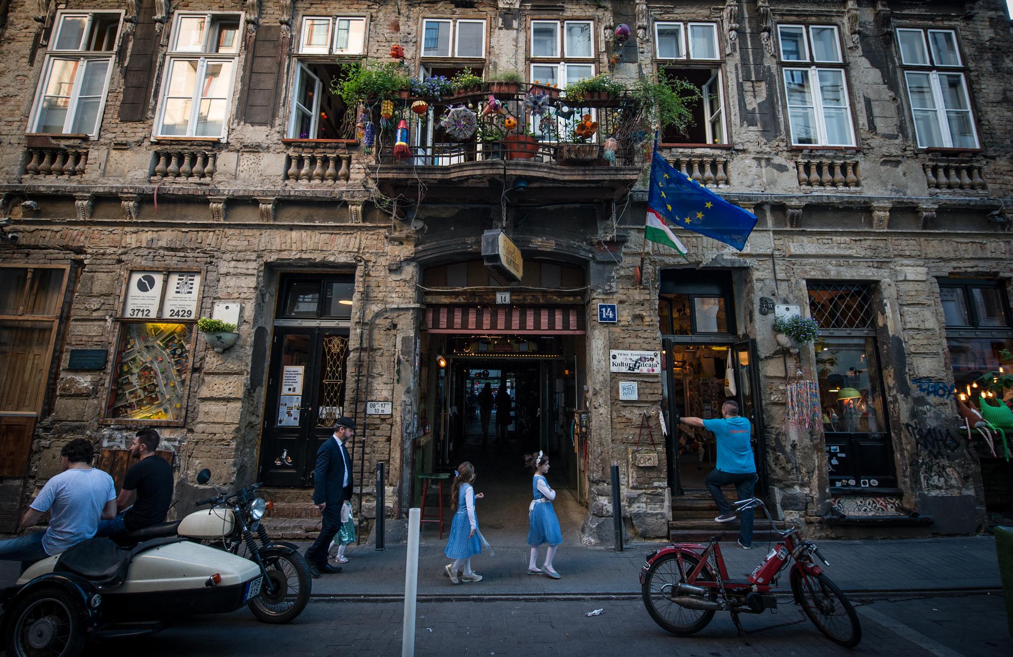 FORLATT: Mange av de mest berømte ruin-pubene i Budapest finnes i det jødiske kvarteret, hvor store deler av bygningsmassen var forlatt etter andre verdenskrig. Her fra Szimpla Kert.