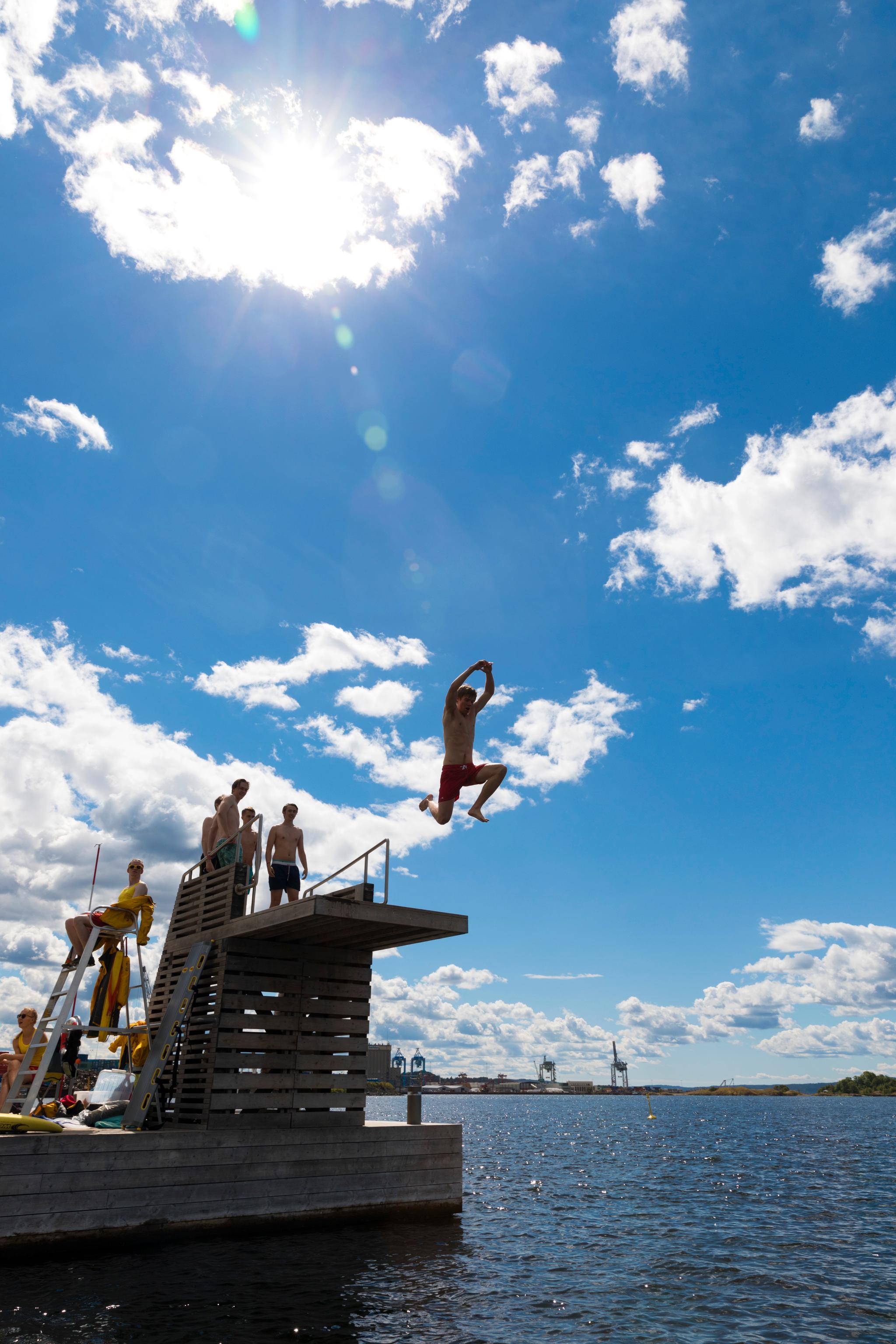 Mange høysommerdager får folk ut i vannet, her på det populære badestedet Sørenga i Oslo. 