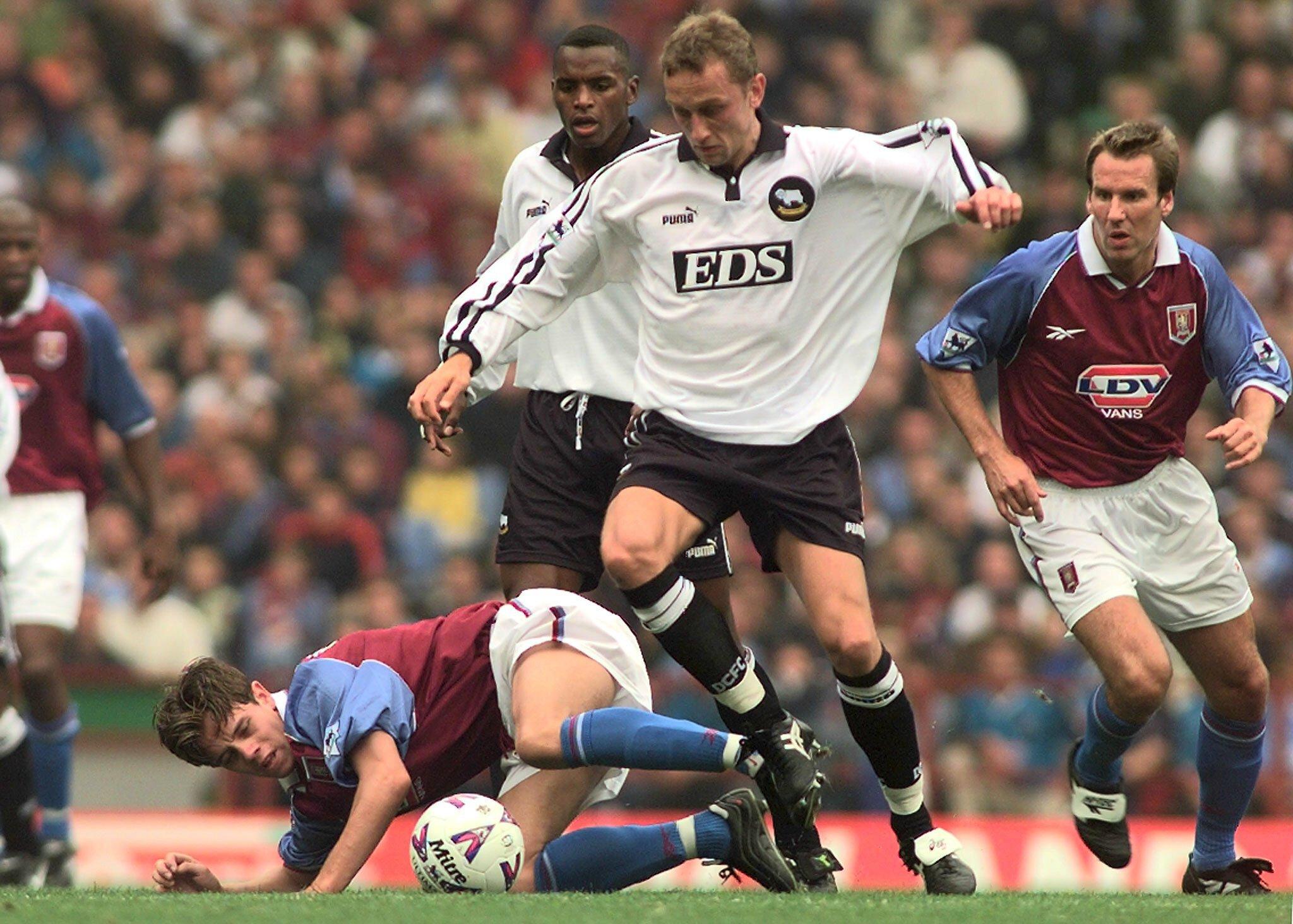 DERBY-HELT: Lars Bohinen spilte tre sesonger for Derby. Her i kamp mot Aston Villa i 1998. Til venstre Lee Hendrie, til høyre Paul Merson.
