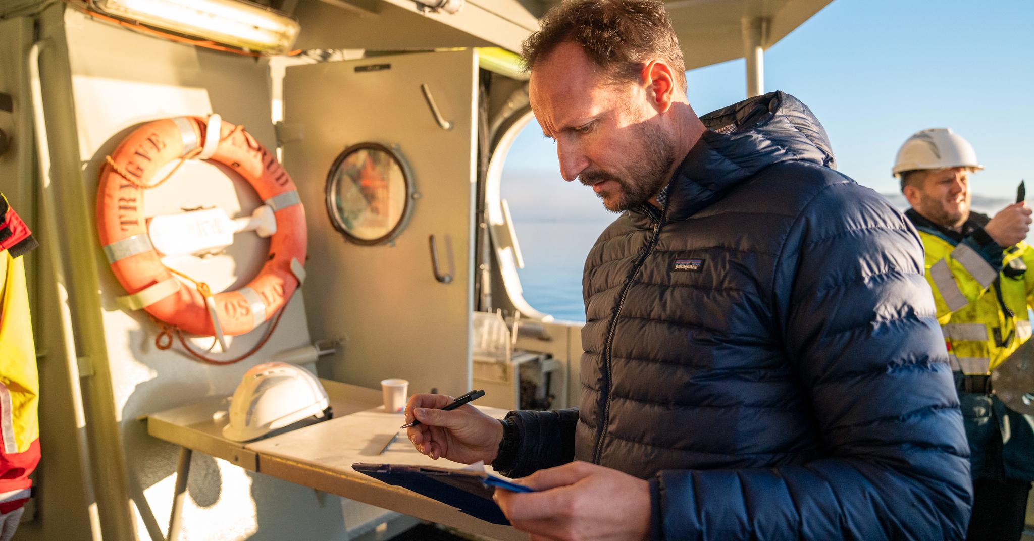 Kronprins Haakon er opptatt av hvordan det går med Oslofjorden og hjelper her forskerne med å notere arter.