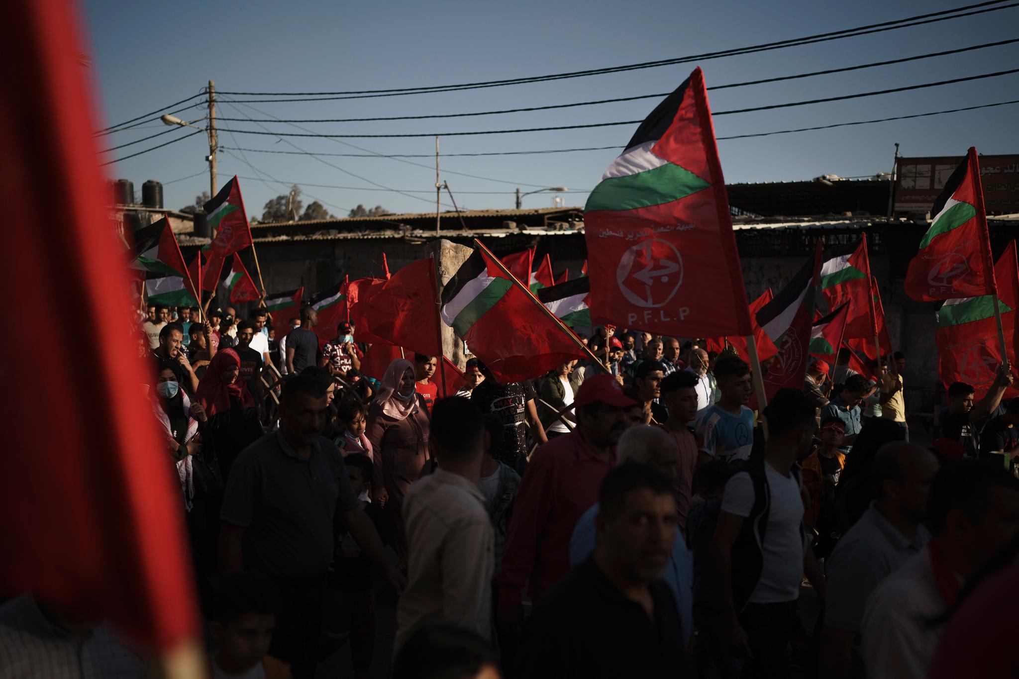 Palestinere deltar på en demonstrasjon i regi av PFLP i Gaza i sommer. Israels forsvarsdepartement terrorstempler seks menneskerettsgrupper som anklages for å ha hemmelige bånd til den militante palestinske bevegelsen PFLP. 