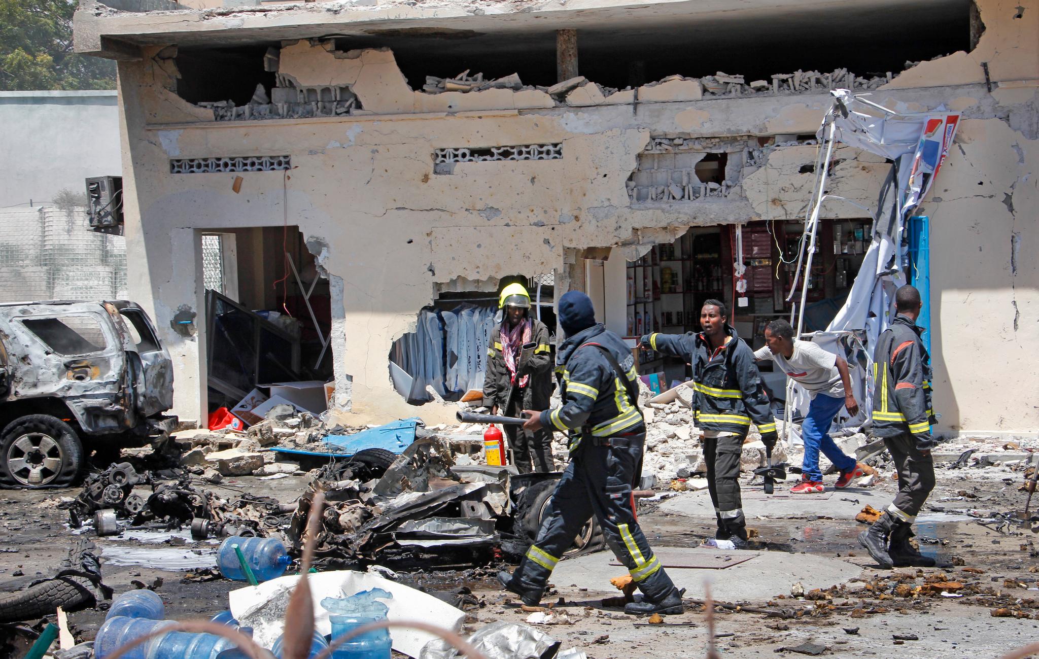Redningstjenester på åstedet etter en eksplosjon i Mogadishu mandag.
Foto: Farah Abdi Warsameh / AP / NTB scanpix