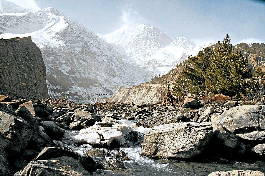 For noen tiår siden lå brearmen tykk der elven nå renner gjennom Himalaya. Restene av breen skimtes høyt oppe i fjellet.