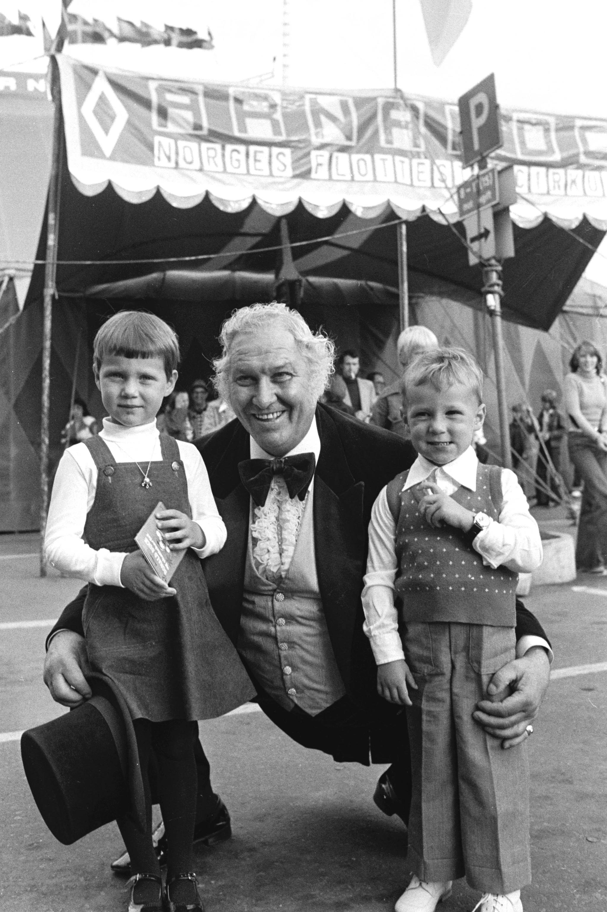 Sirkusdirektør Arne Arnardo sammen med Haakon Magnus og Märtha Louise i 1976. 
