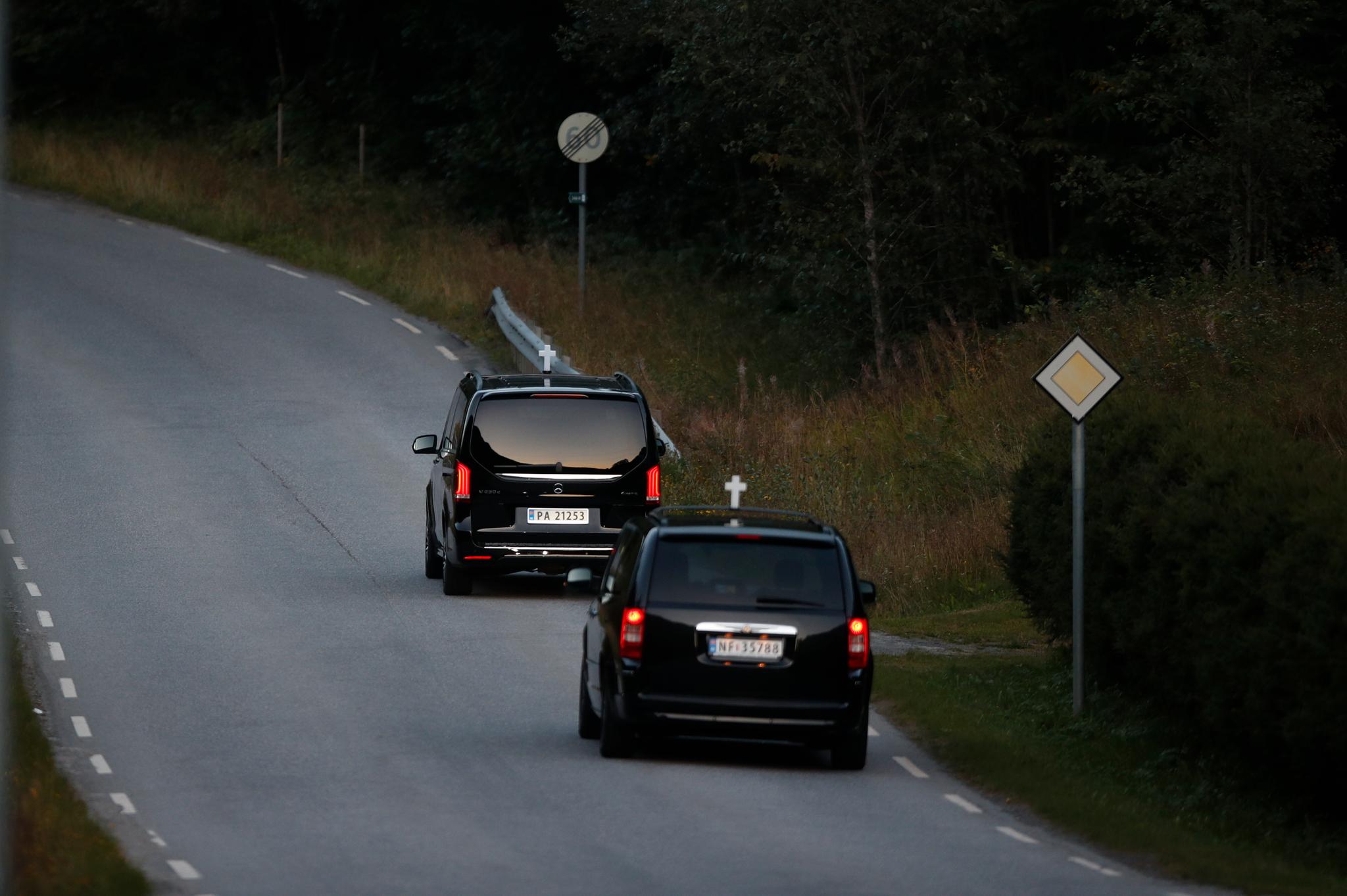 To sorte begravelsesbiler kjører i Rjuken for å hente de som omkom i ulykken der fem personer omkom.