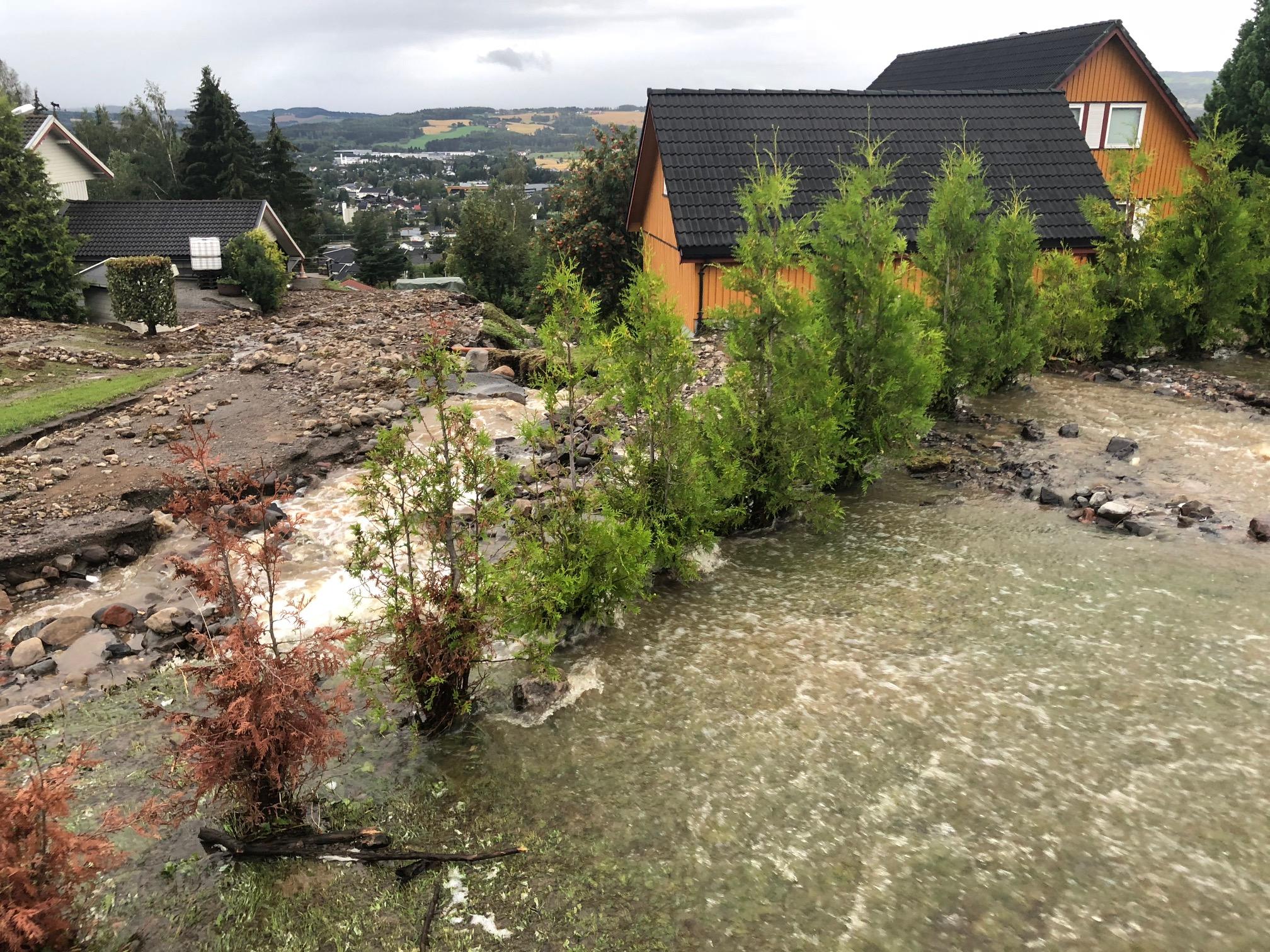 Fundamentene til boenhetene er usikre, sier politiet etter evakueringen av syv boliger i Brumunddal. Her fra oversvømmelsen i Flåhagenfeltet. 