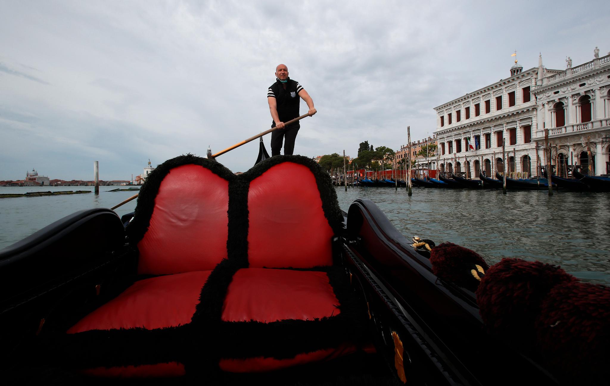 Gondolføreren Andrea Balbi leder en interesseorganisasjon for gondolførere. Koronapandemien har skapt økonomisk krise i Venezia, som er vant til at det kommer inn 3 milliarder kroner i turistrelaterte inntekter hvert år. 