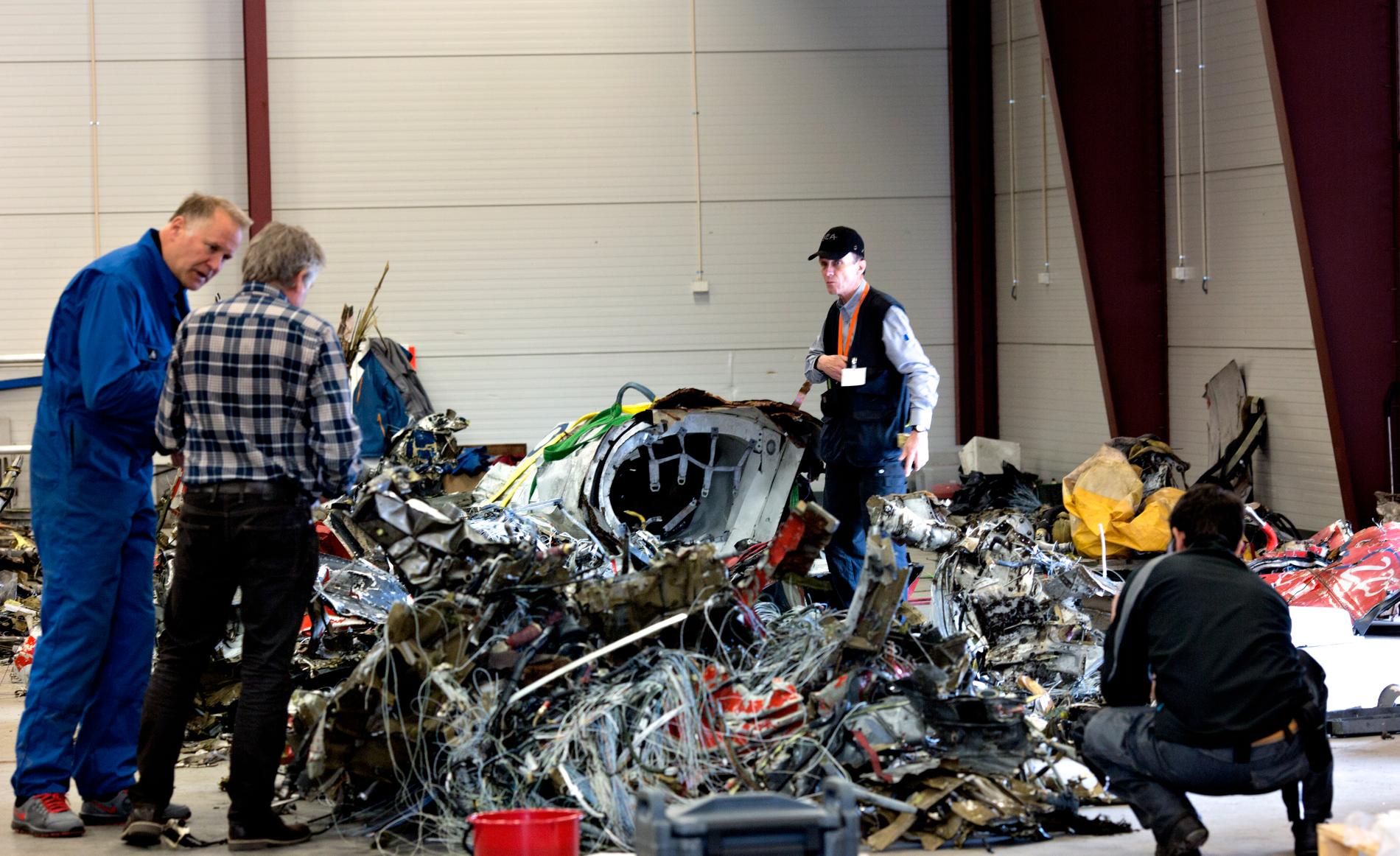 VRAKRESTENE: Alle vrakdelene fra Super Puma-helikopteret som er funnet ble samlet på Haakonsvern. Bare haledelen var noenlunde intakt. ARKIVFOTO: MARITA AAREKOL