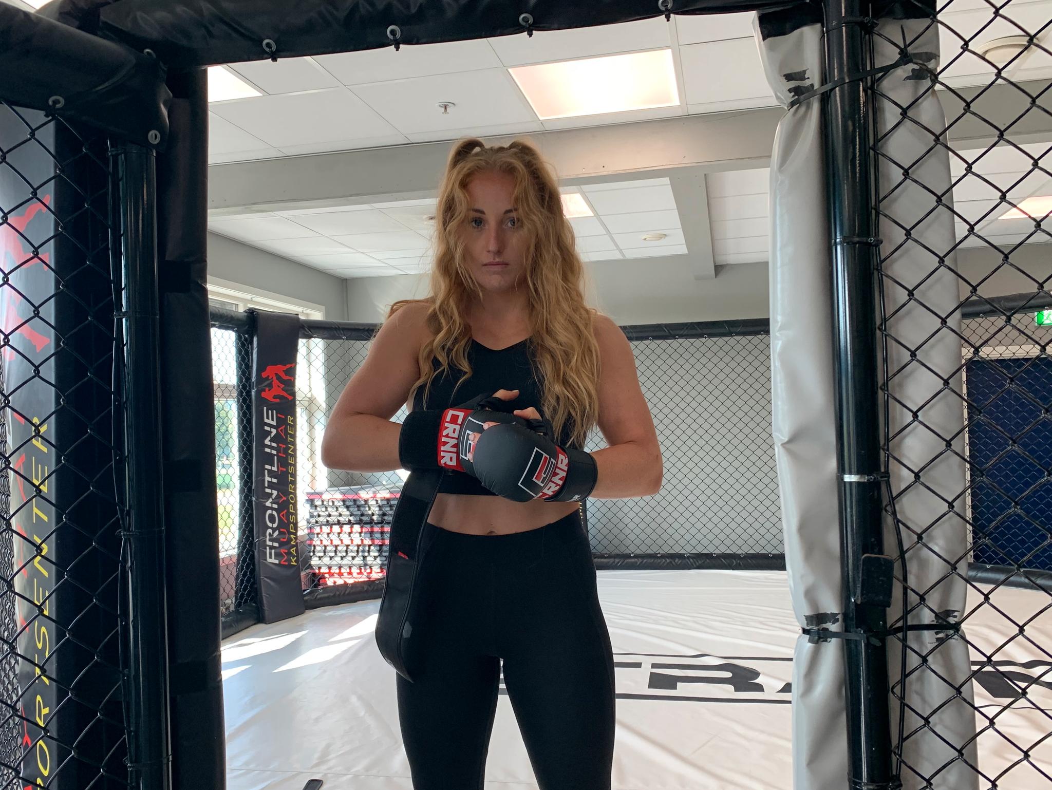 NY STJERNE? Cecilie Bolander legger listen høyt før MMA-debuten. Her er hun i treningsburet på Frontline Muay Thai i Oslo. 