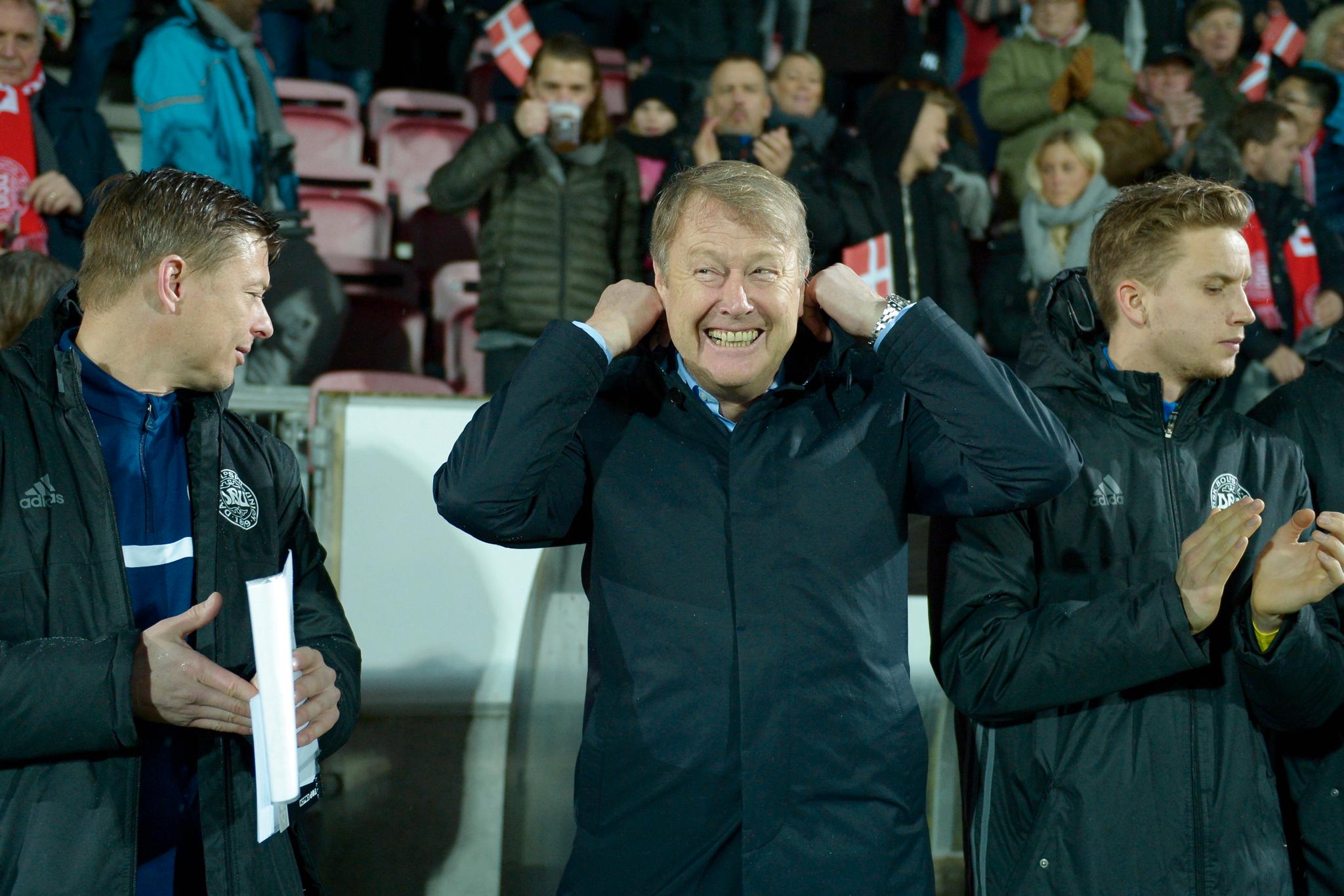 GLISTE GODT: Åge Hareide debuterte som dansk landslagssjef med 2-1-seier over Island.