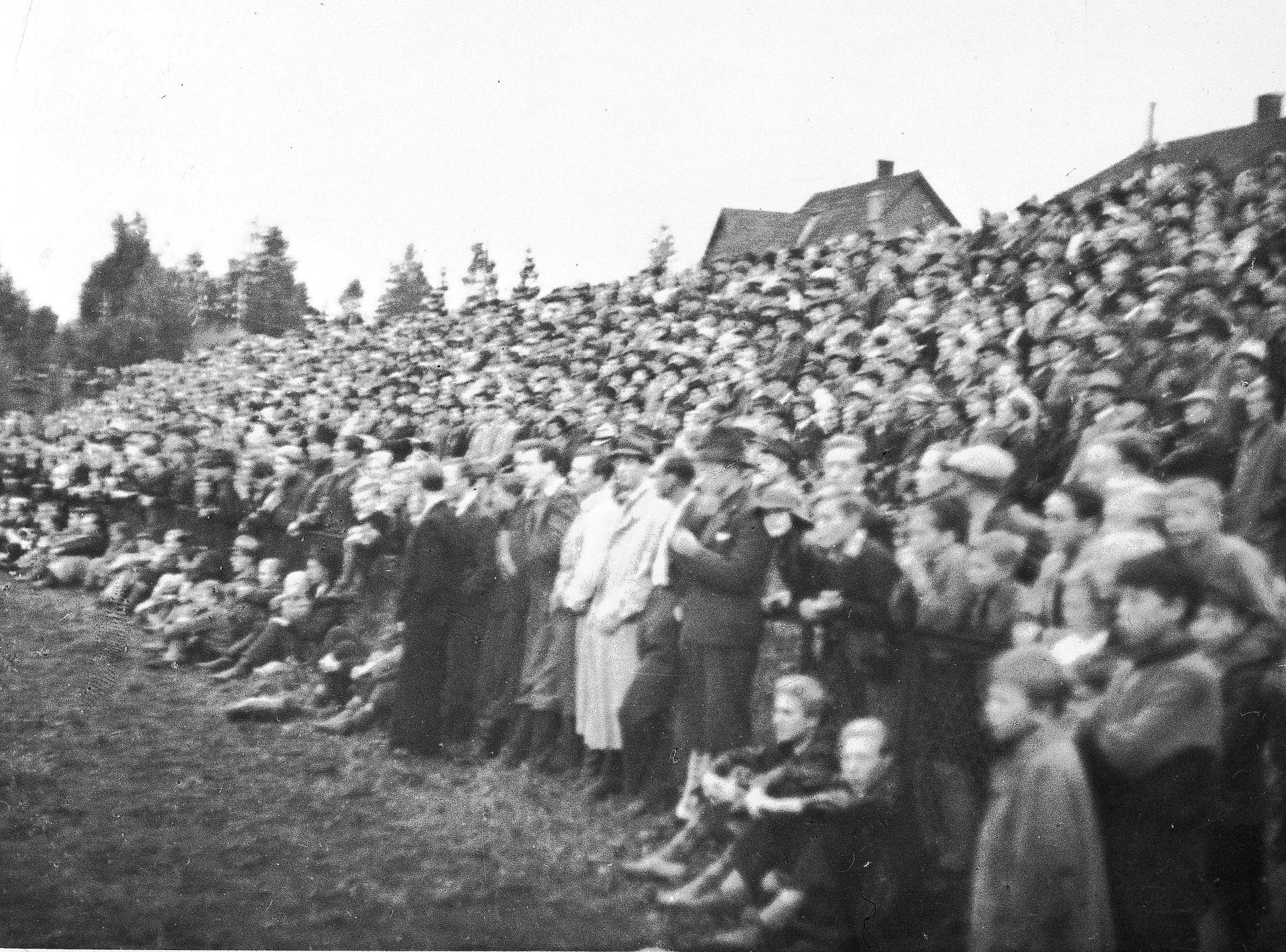 Under krigen ble illegale idrettsstevner arrangert på primitive idrettsbaner, etter forsøket på å nazifisere idretten.