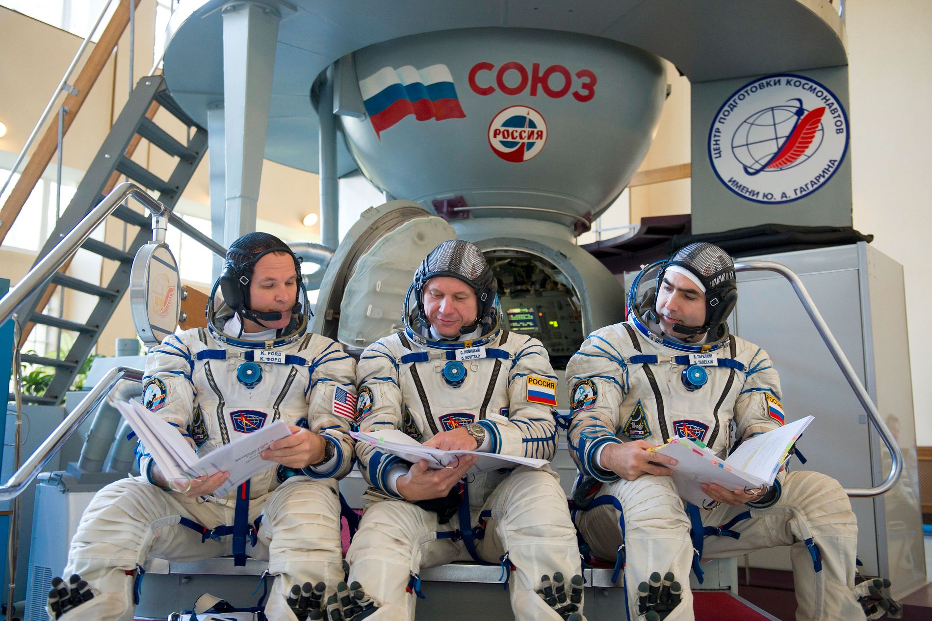 Den tidligere NASA-astronauten Kevin Ford (t.v.) bistår Stinton med prosjektet. Her er han avbildet sammen med kosmonautene Oleg Novitskiy og Evgeniy Tarelkin i forkant av en oppskyting til Den internasjonale romstasjonen i 2012. 