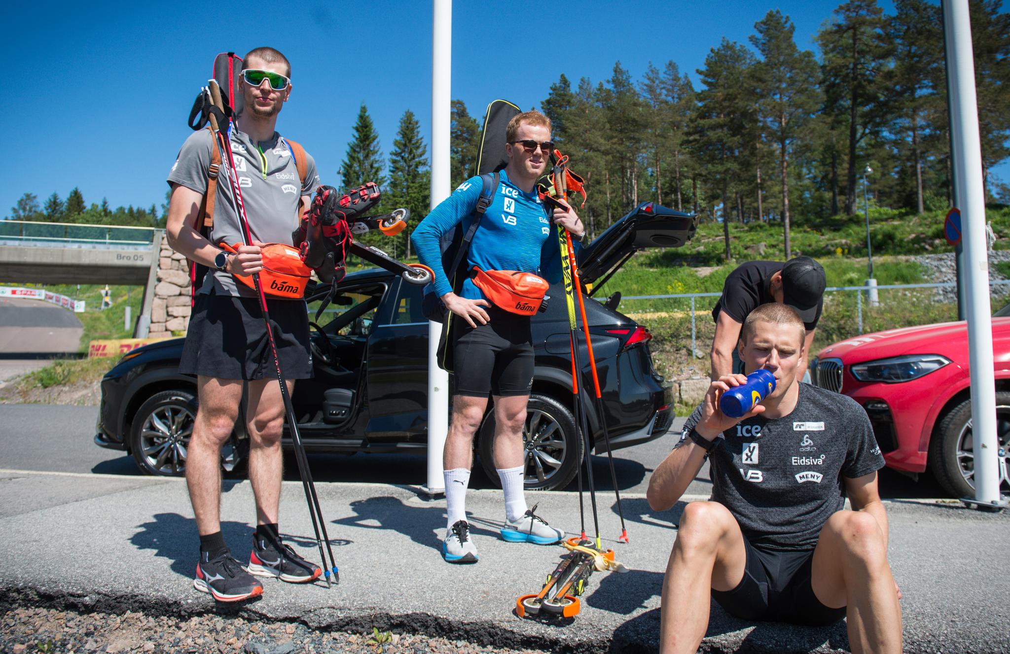 HEI SVEIS! Skiskytterne Sturla Holm Lægreid (t.v.), Johannes Dale og Vetle Sjåstad Christiansen (t.h.) slapper av før konkurransene under Holmenkollen Skishow.