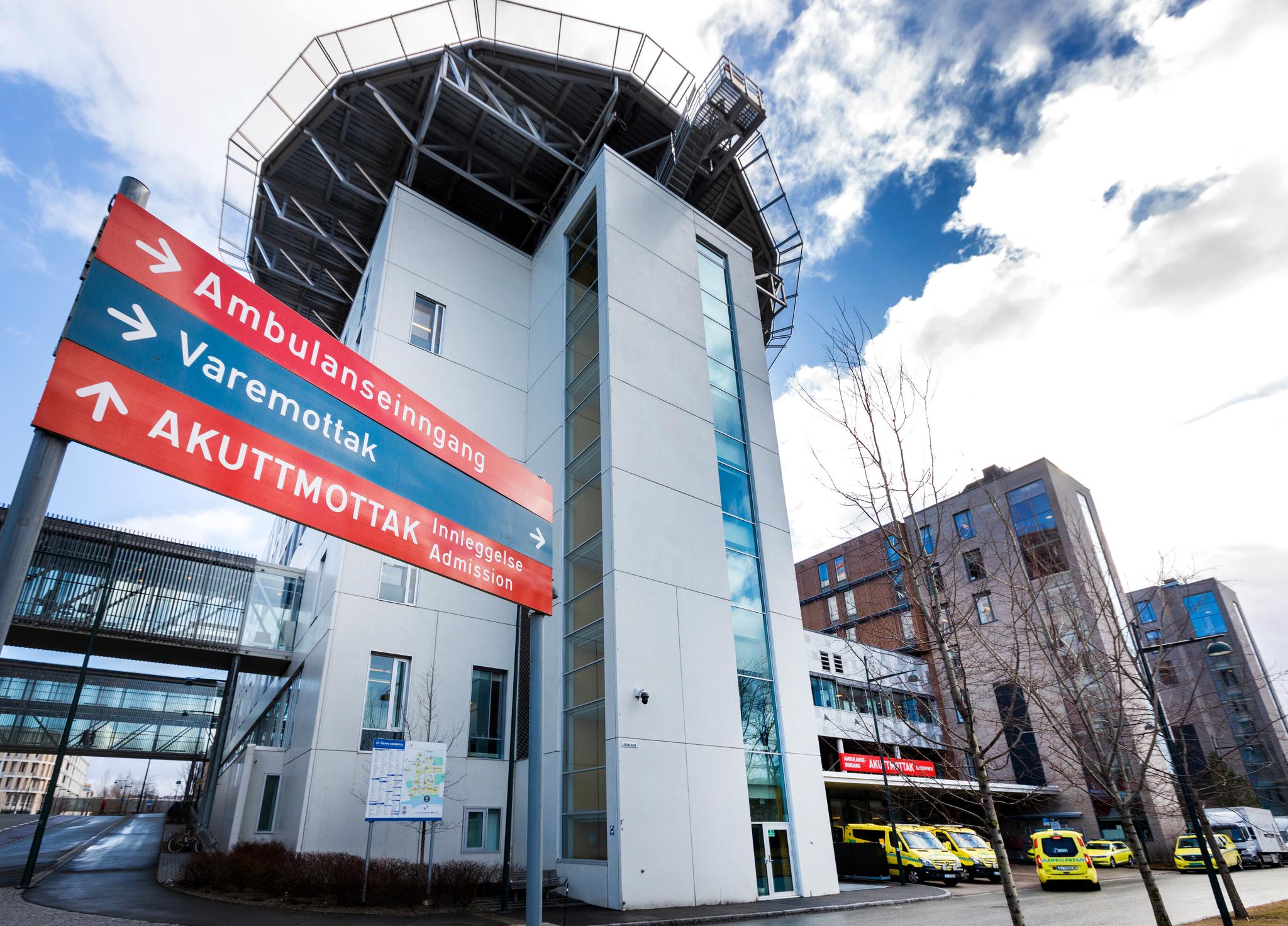 St. Olavs hospital i Trondheim er et av Norges største helseforetak. Mange helseforetak mangler nøkkelpersonell som sykepleiere og jordmødre og har heller ikke planer for hvordan bemanningsutfordringene skal møtes framover, viser en ny rapport fra Riksrevisjonen. 