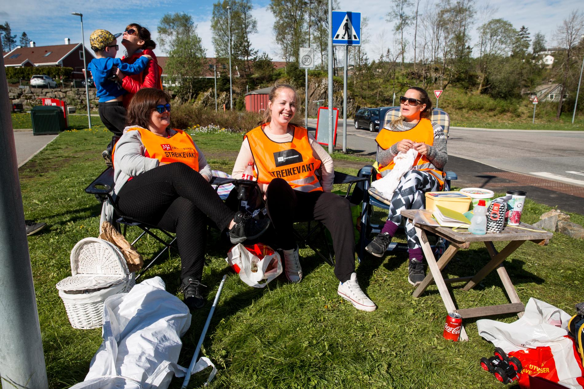 LANGVARIG: Lise Nilsen, Anette Nyhammer, Cathrine Herland og Maja Jasionowska og dei andre tilsette ved Akasias barnehagar kan ende opp med å streike heile sommaren, skriv BT-kommentator Hans K. Mjelva.