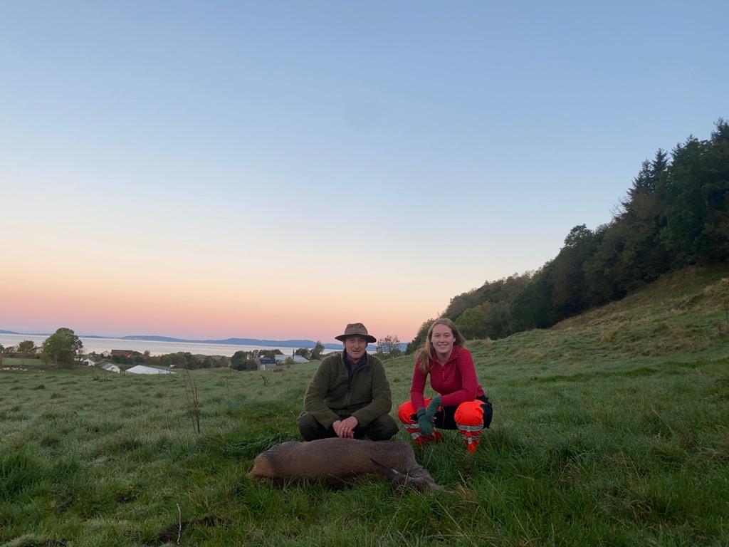 Atle Johan Landa og dottera Vibeke skaut den første hjorten i den første hjortejakta på Finnøy.(Foto, Privat)
