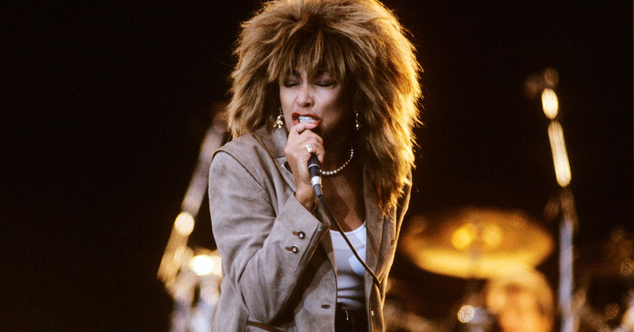 I juni 1987 opptrådte Tina Turner på Valle Hovin i Oslo. Hun var en av verdens største konsertartister i flere tiår. Foto: Morten Hvaal / NTB