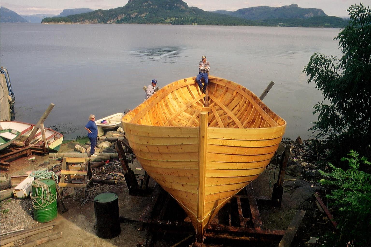Olav Anvik bak i  «rongja» på ein av båtane han bygde.